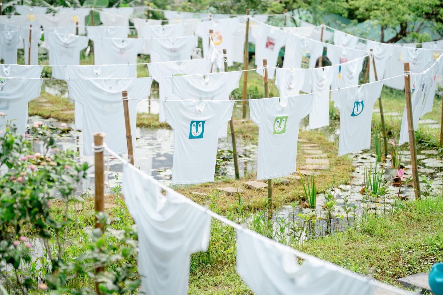 藝術節T恤掛在水梯田間，藉由飄揚的T恤，傳達內心的情感