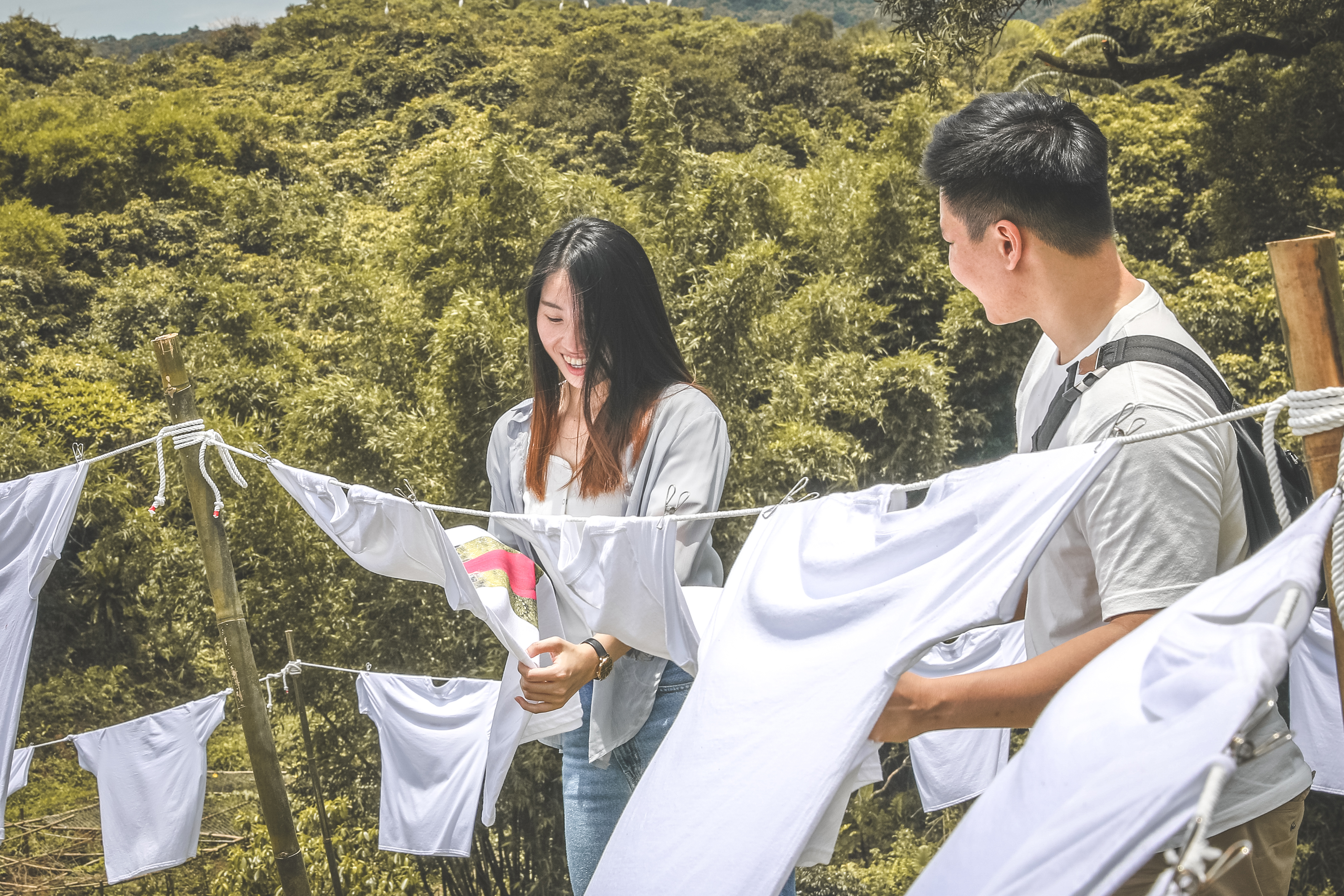 民眾將印製個人故事照片的T恤掛在水梯田間