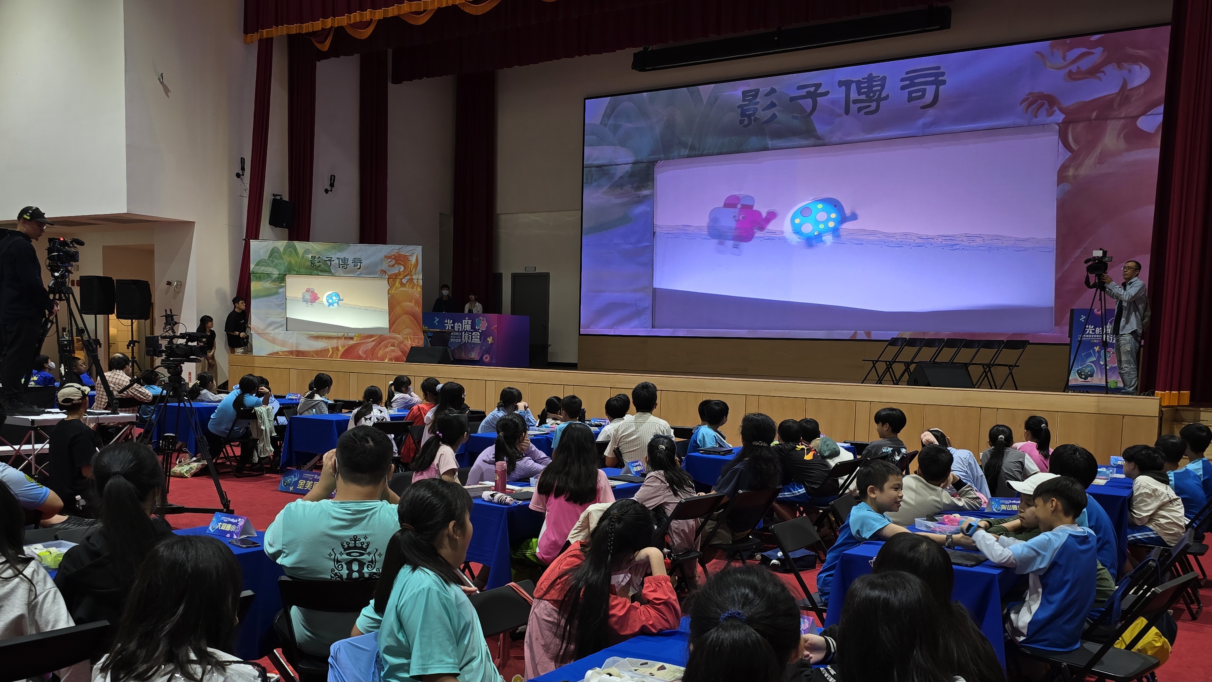 影子傳奇劇團以科學結合藝術，運用偏光片演繹能源故事《影子出任務：蓄電獸的魔法秘密》。
