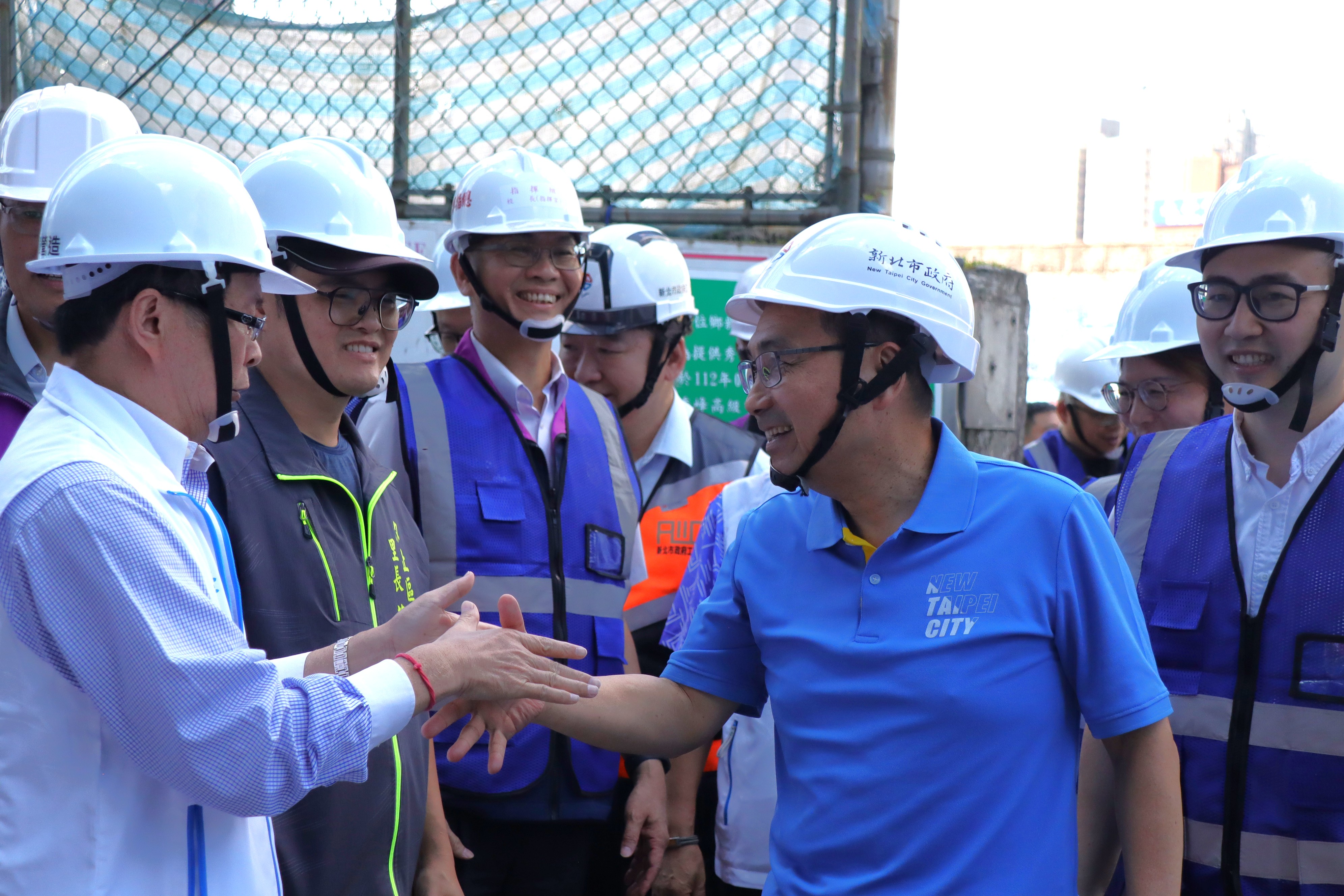 侯友宜市長(右二)視察秀峰高中校舍整建工程，熱情與在地里長握手致意。