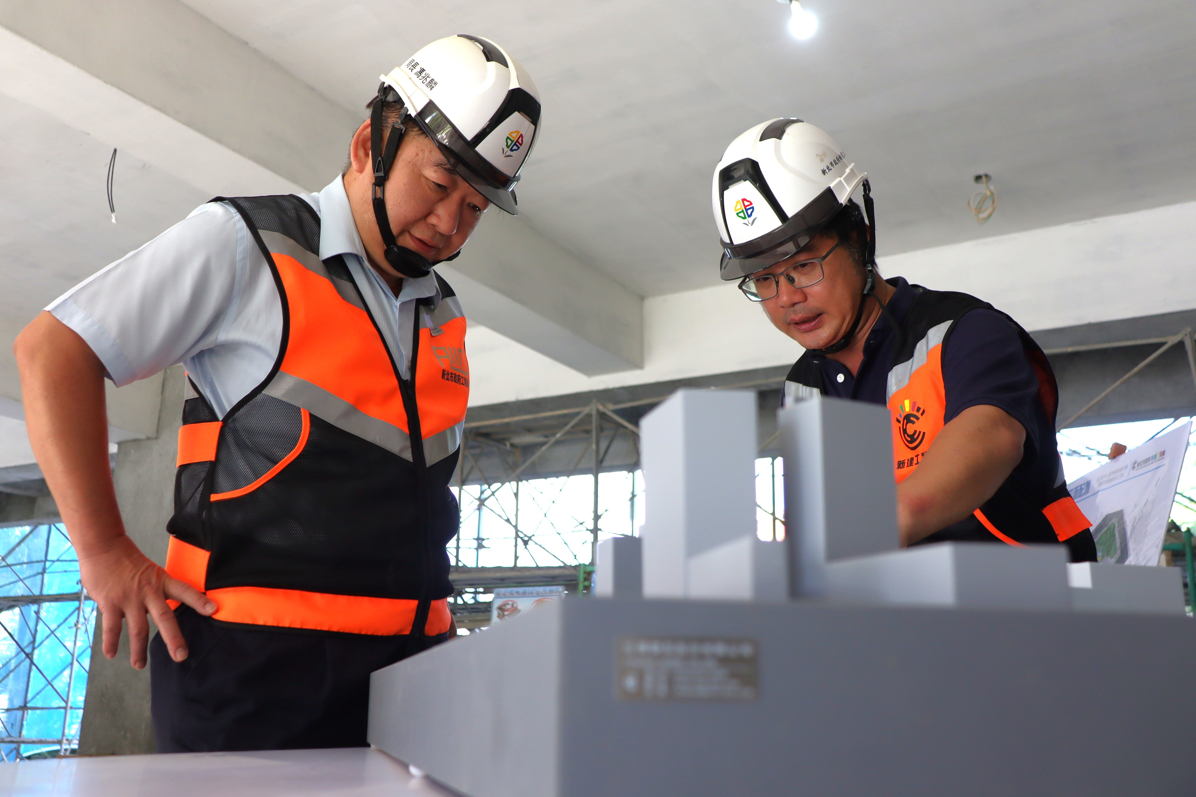 工務局長馮兆麟(左一)關心秀峰高中老舊校舍整建工程的進度。
