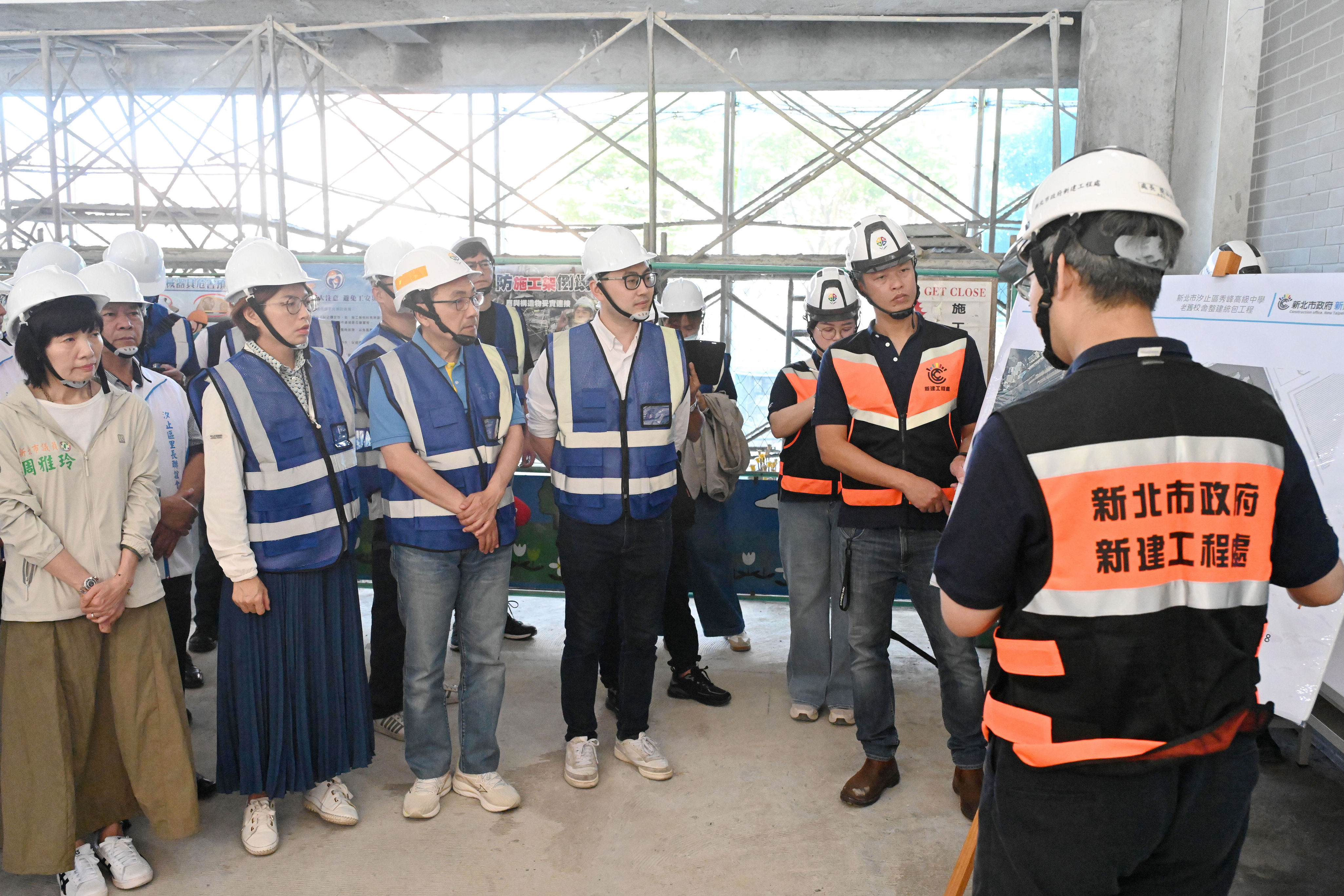 新北市政府推動汐止區秀峰高中校舍整建計畫，侯友宜聽取校舍整建進度報告。