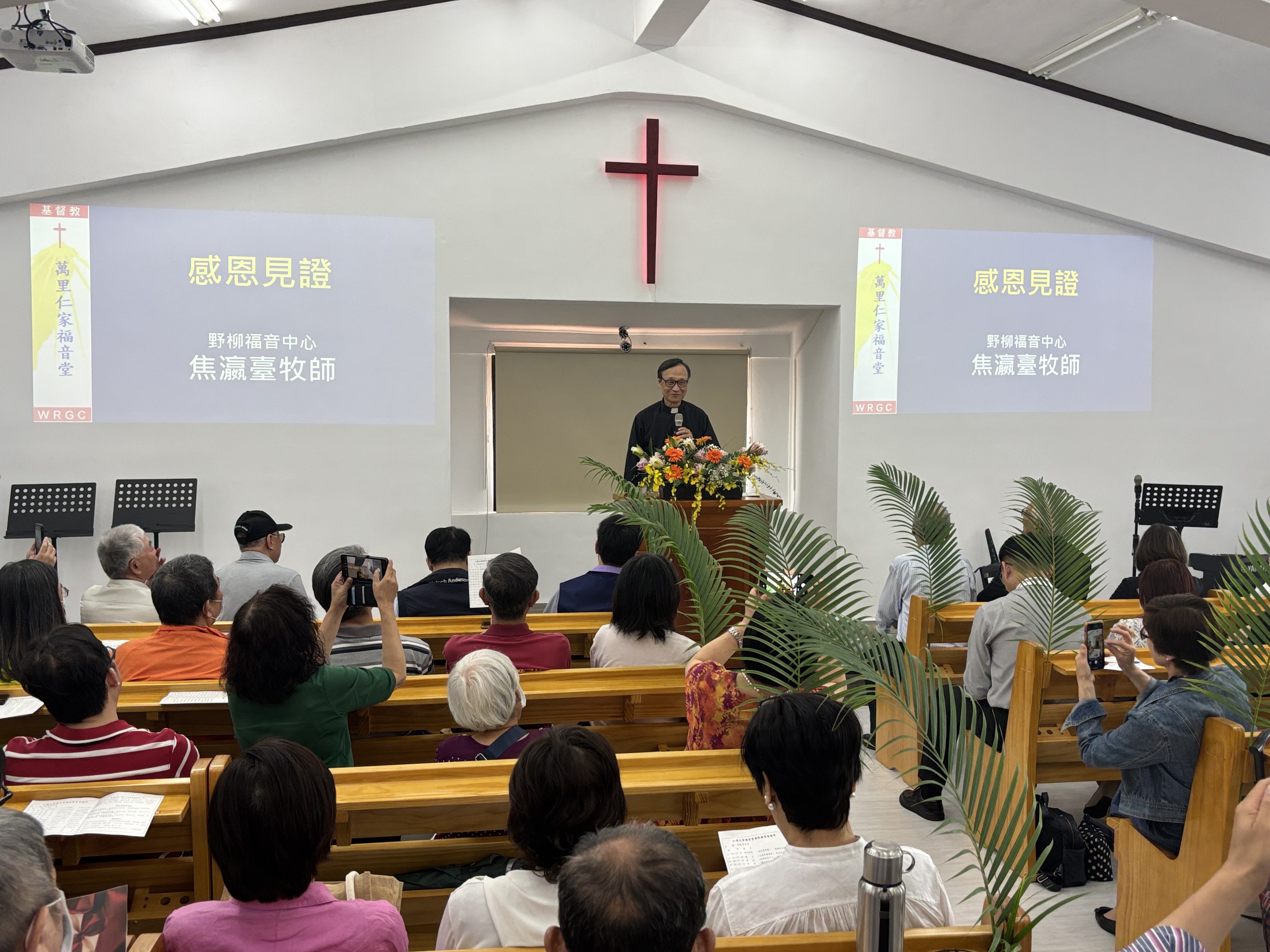  焦瀛臺牧師在福音堂重新啟用中做感恩見證