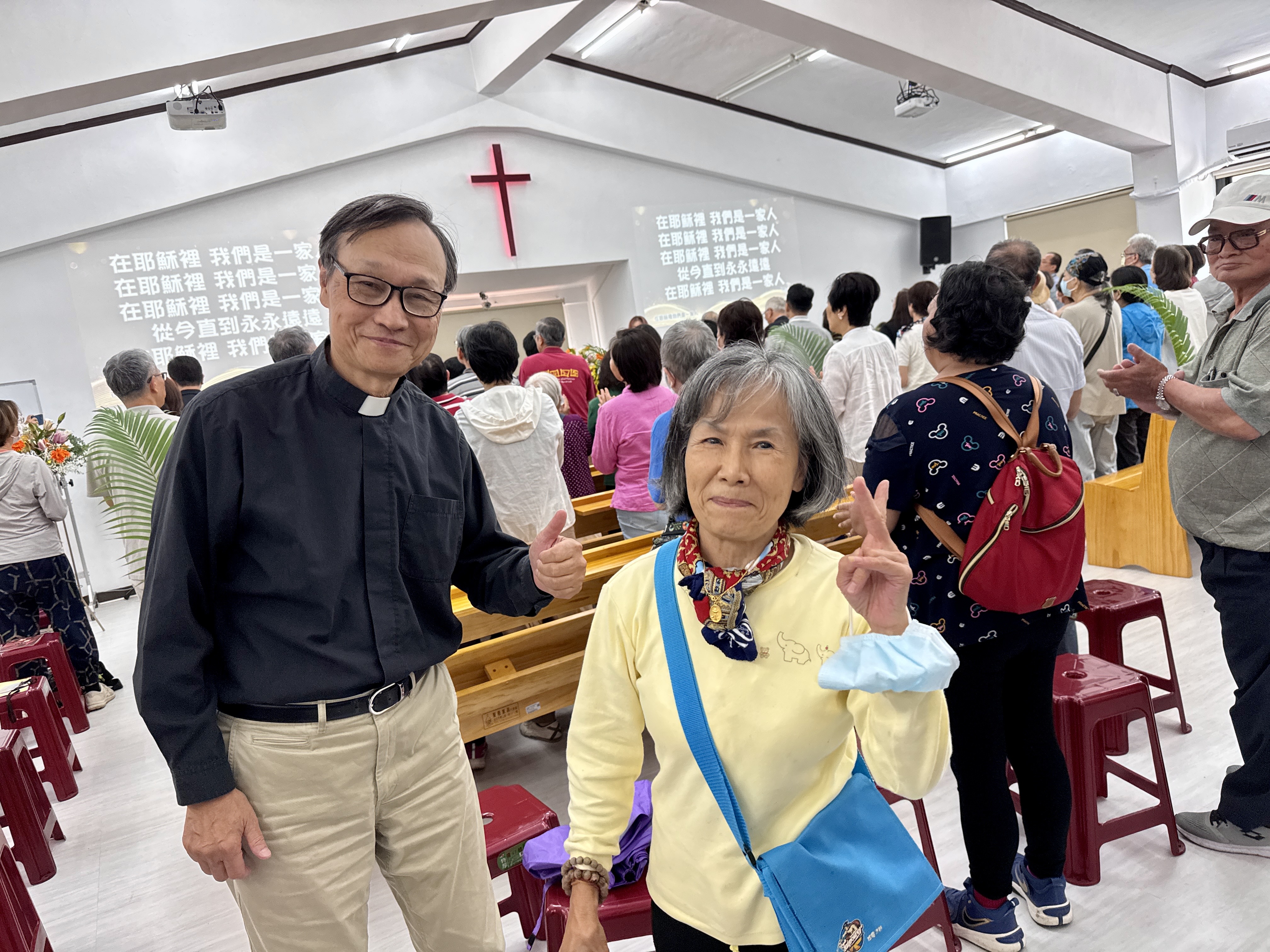 今年74歲的賴恩典奶奶（右）是位虔誠的基督徒 感恩焦瀛臺牧師（左）讓福音堂重生