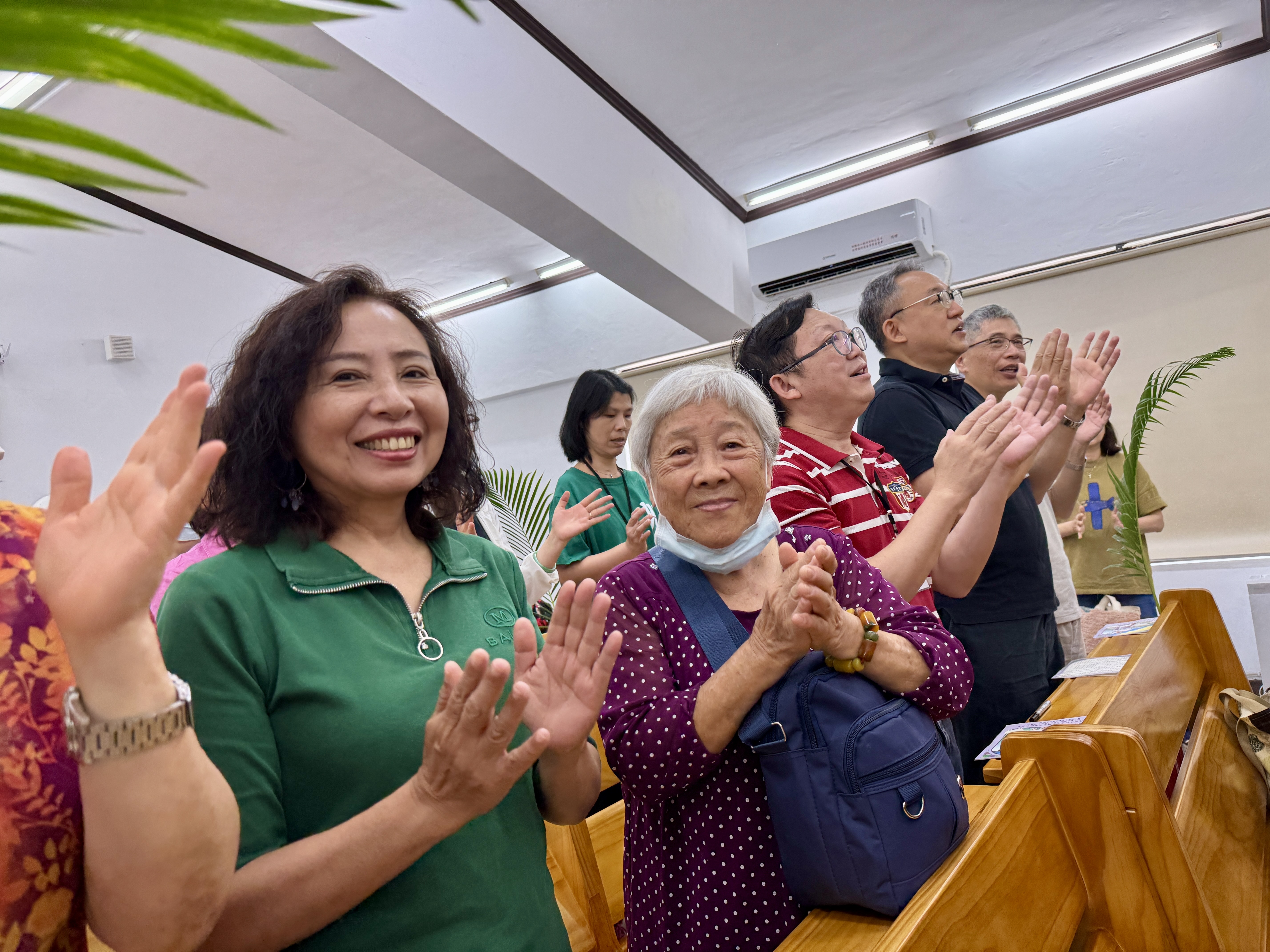  仁愛之家89歲范雪梅(中) 年輕時曾旅居美國 開心現在福音堂就在身邊