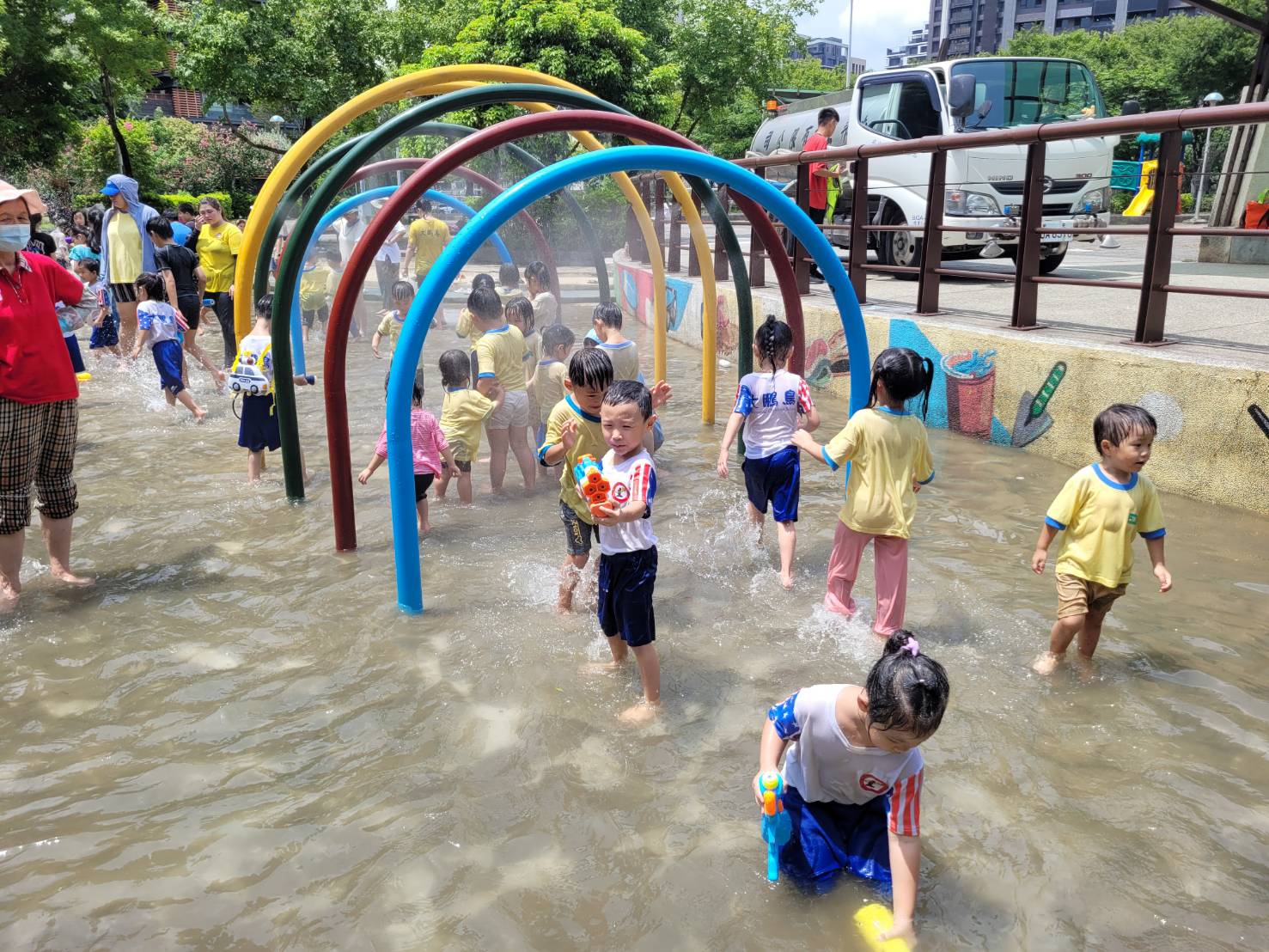  新莊塭仔底濕地公園戲水池彩虹噴水隧道帶給小朋友們戲水的樂趣