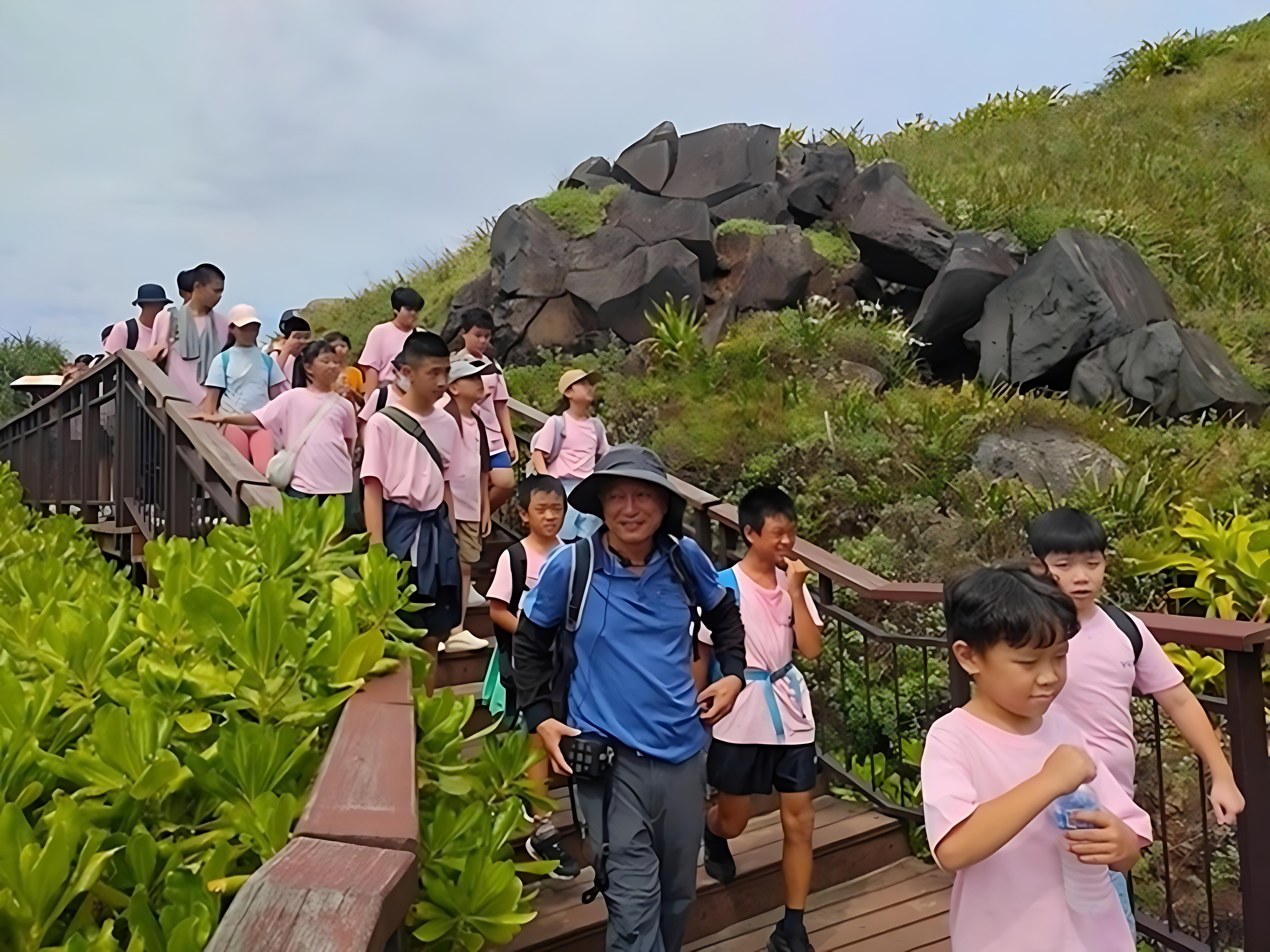 地方文史工作者帶領三芝學子觀察北海岸特殊地形