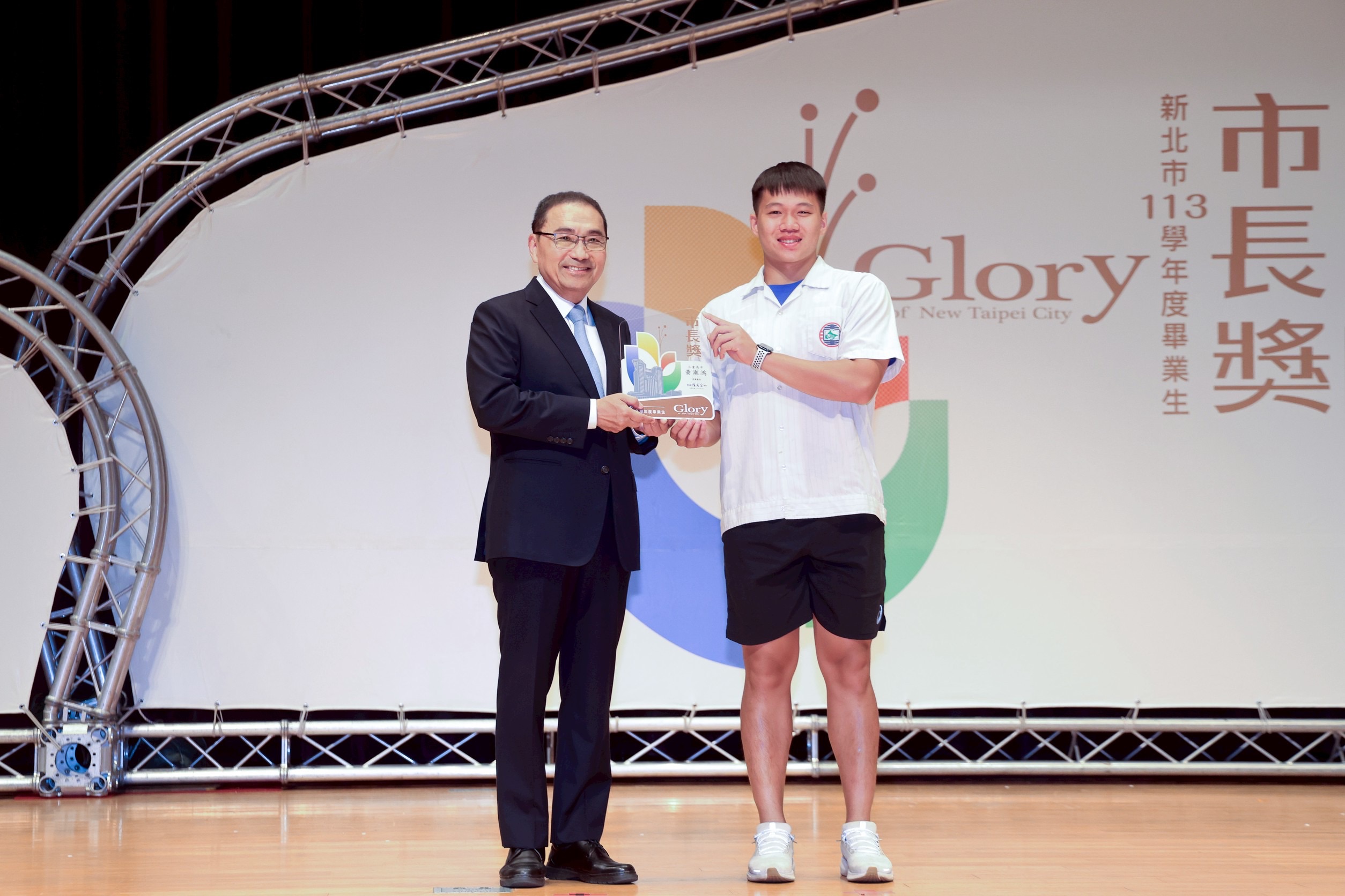 侯友宜勉勵每位獲獎學生，肯定在不同領域的努力與表現