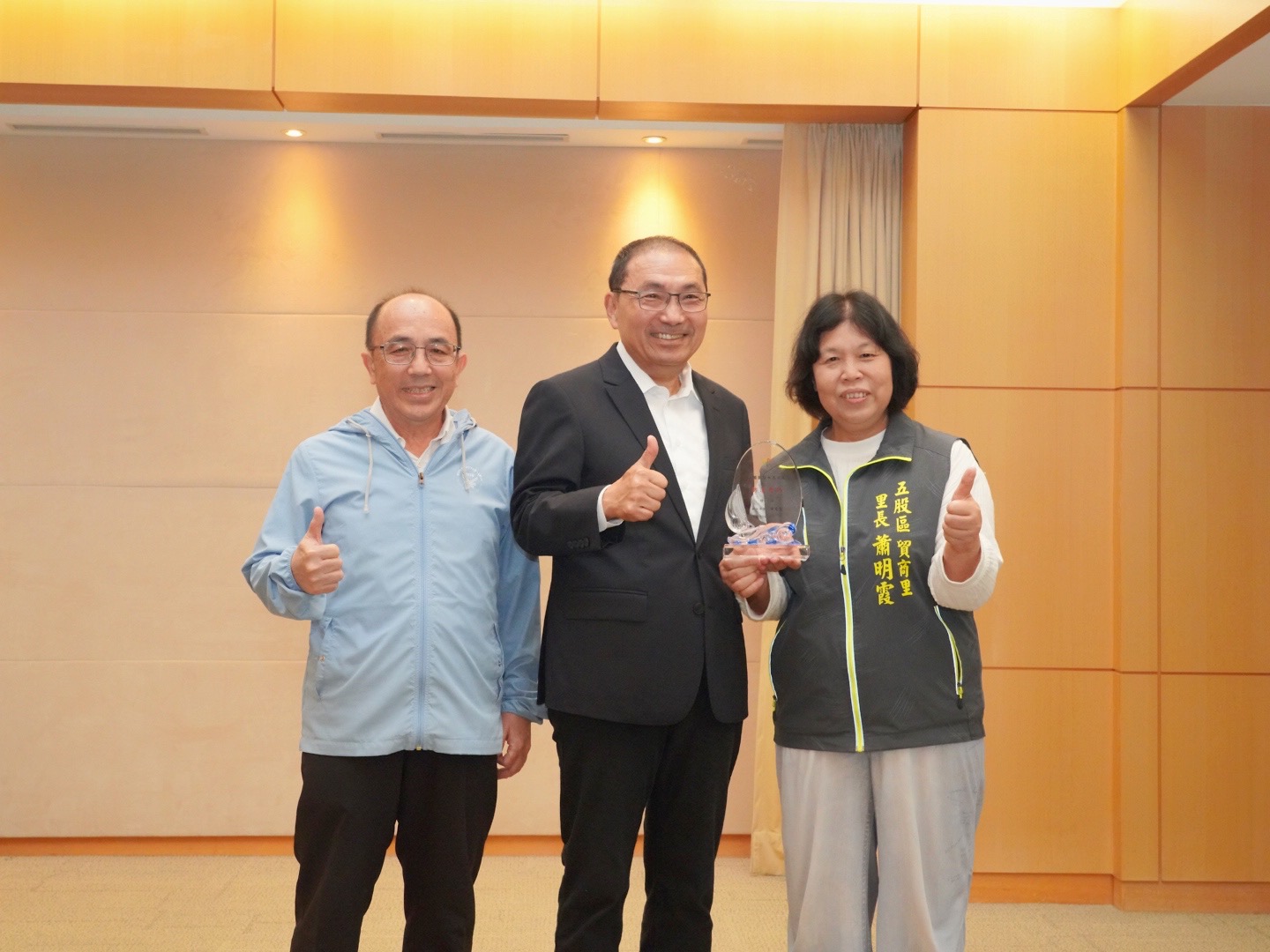 市長侯友宜於市政會議頒發「113年度防汛表現優異偵水志工隊五股區」