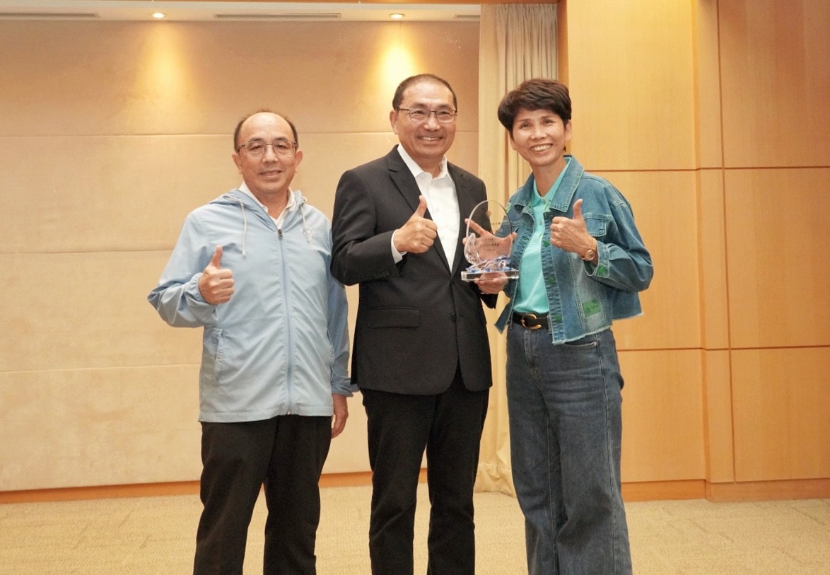 市長侯友宜於市政會議頒發「113年度防汛表現優異偵水志工隊八里區」