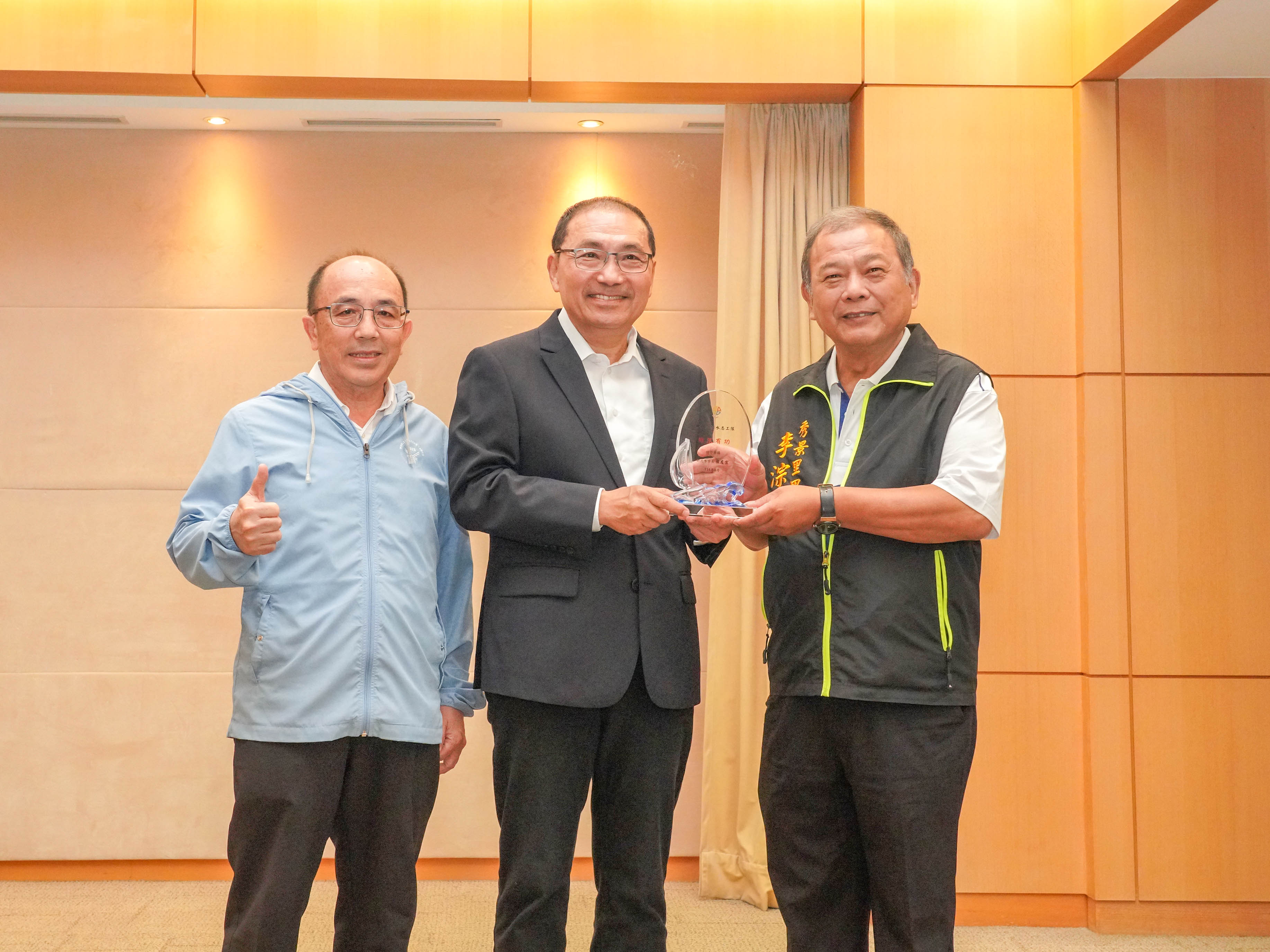 市長侯友宜於市政會議頒發「113年度防汛表現優異偵水志工隊中和區」