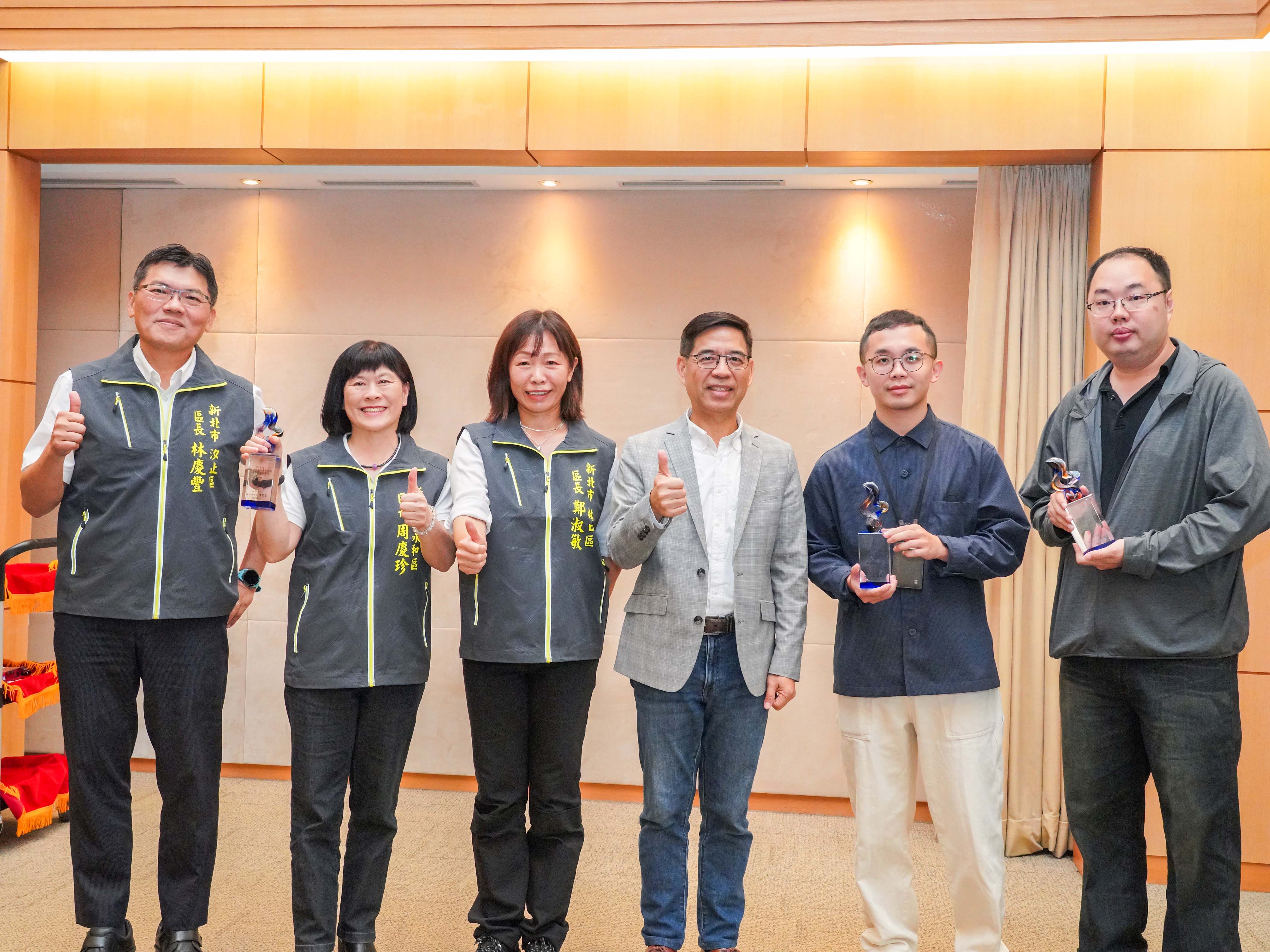 副秘書長柯慶忠於區政會議頒發「113年度考評成果第一組前3名」