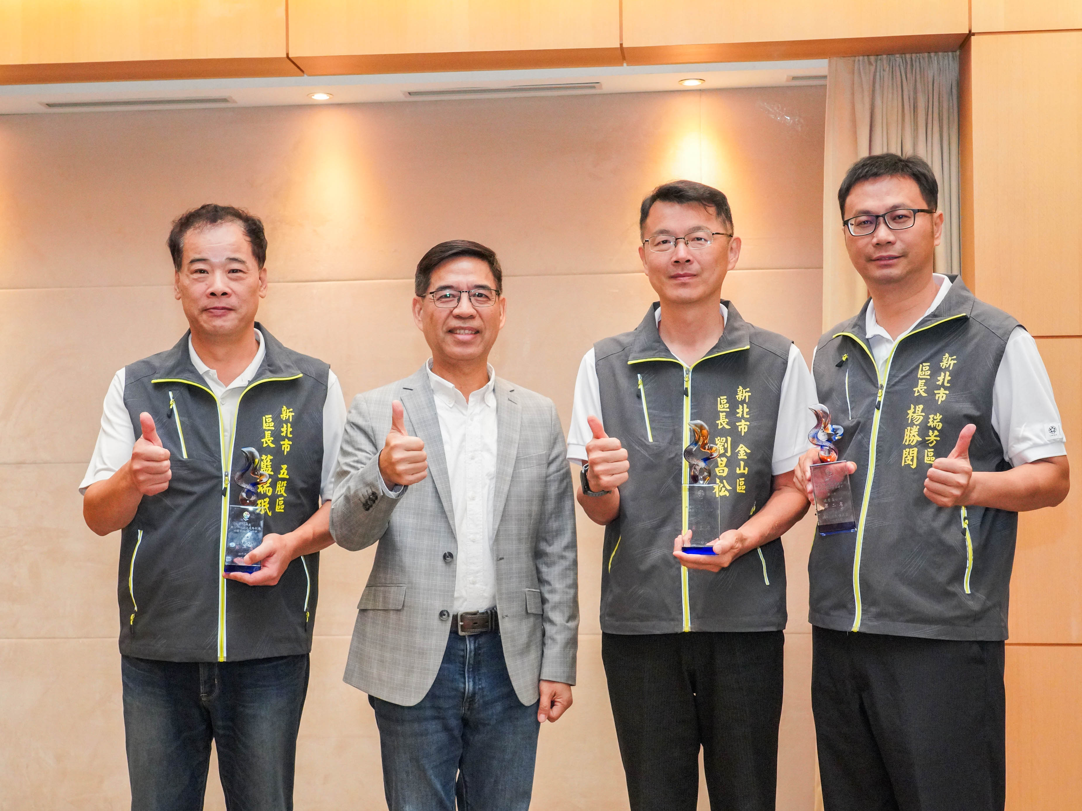 副秘書長柯慶忠於區政會議頒發「113年度考評成果第二組前3名」