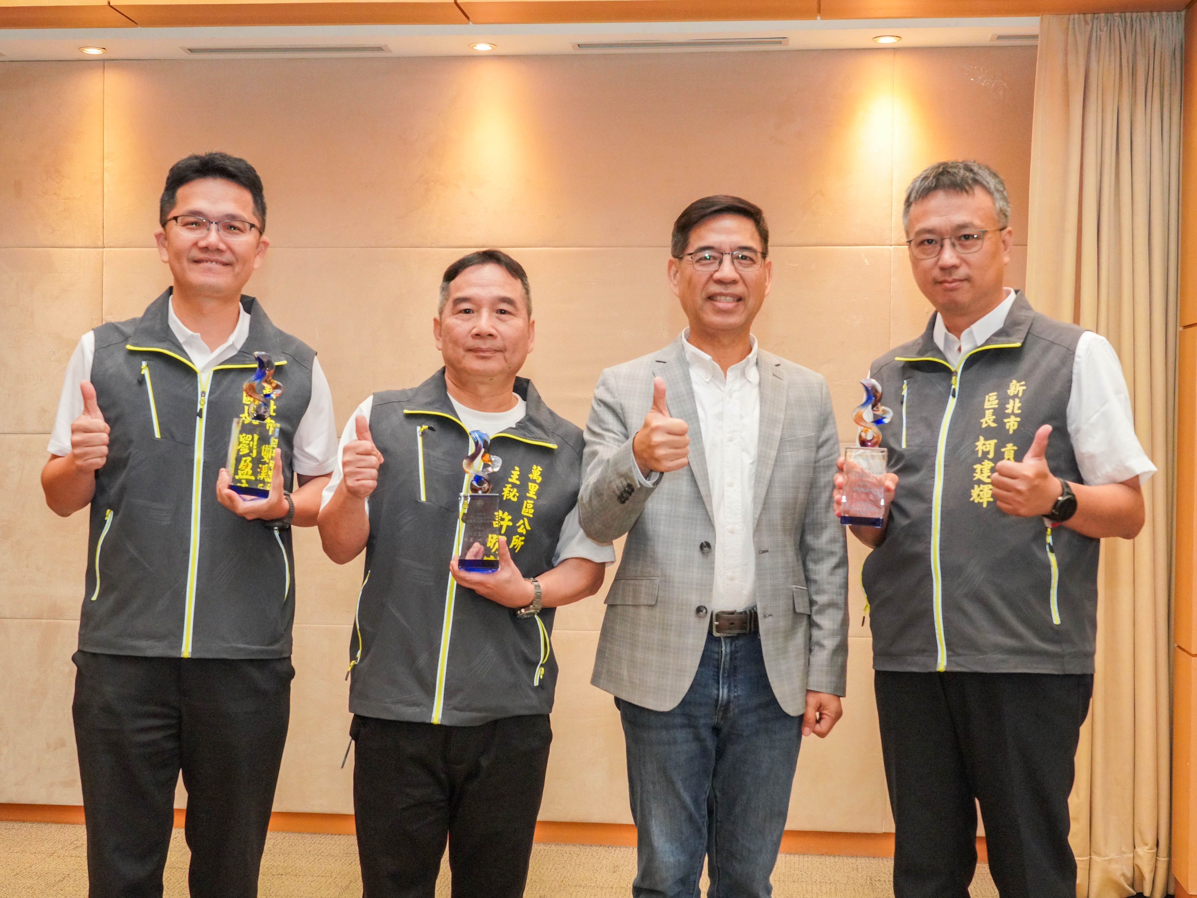 副秘書長柯慶忠於區政會議頒發「113年度考評成果第三組前3名」