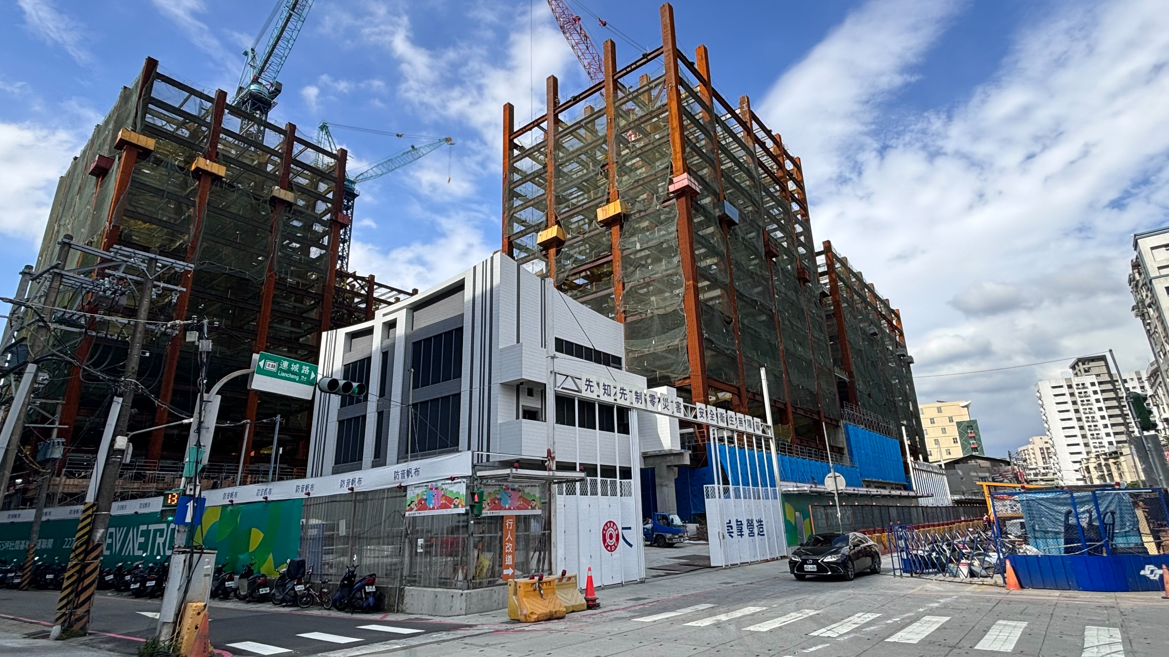 中和區連城路、錦和路一帶大批預售屋成交，第1季申報件數及成交總金額上漲最多。新北市政府地政局提供。