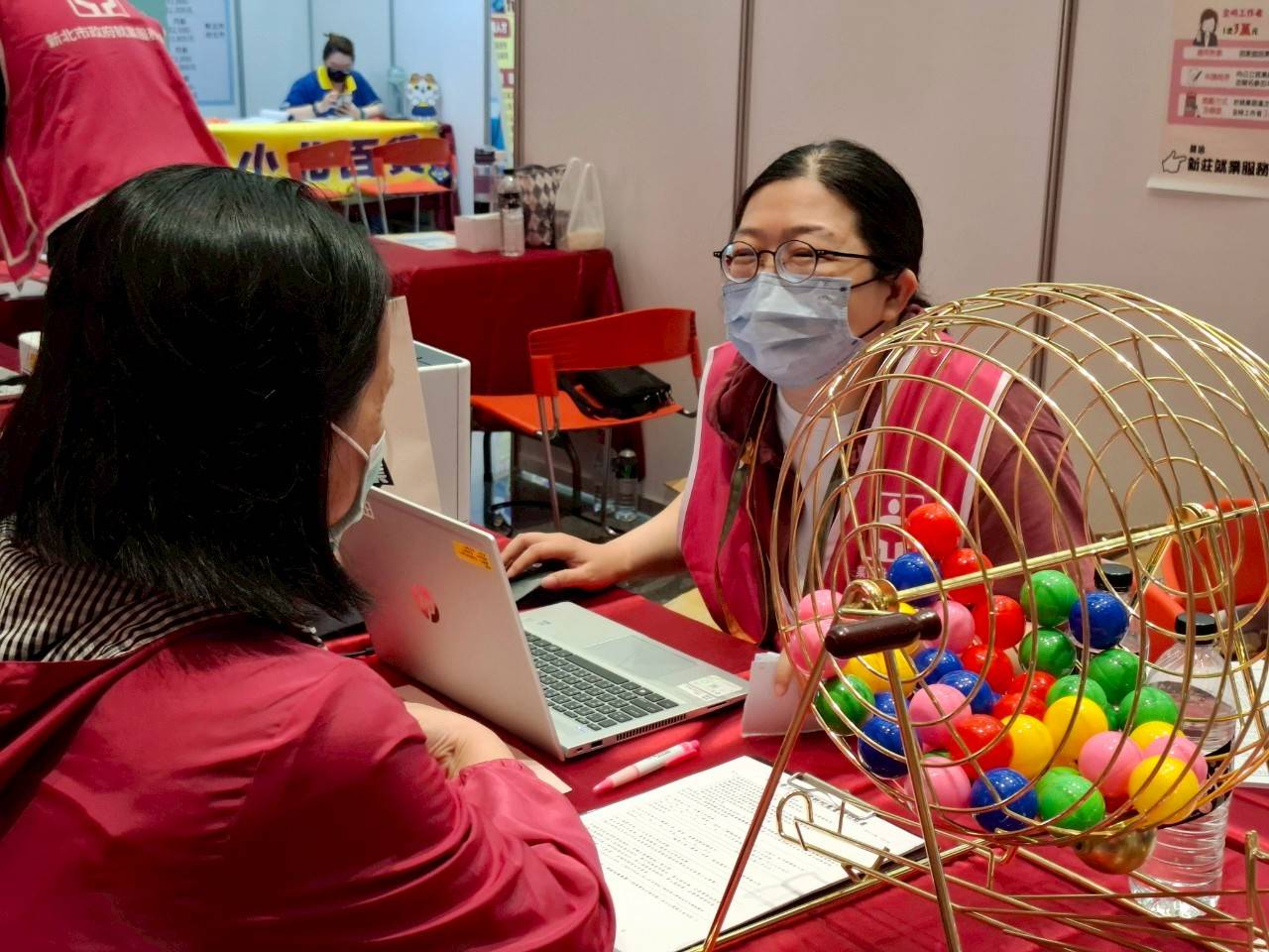  工作人員提供婦女再就業專案諮詢