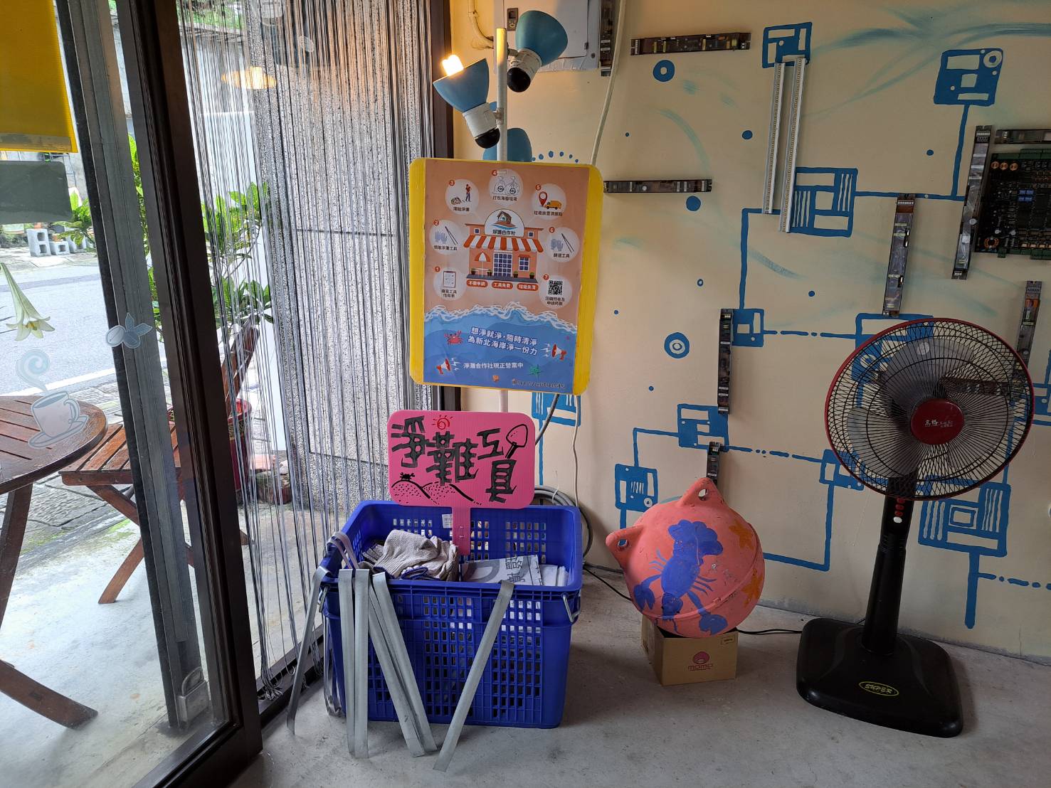 淨灘合作提供淨灘工具，讓遊客臨時起意想淨灘時也能輕鬆參與，讓環境保護變得簡單又有意義
