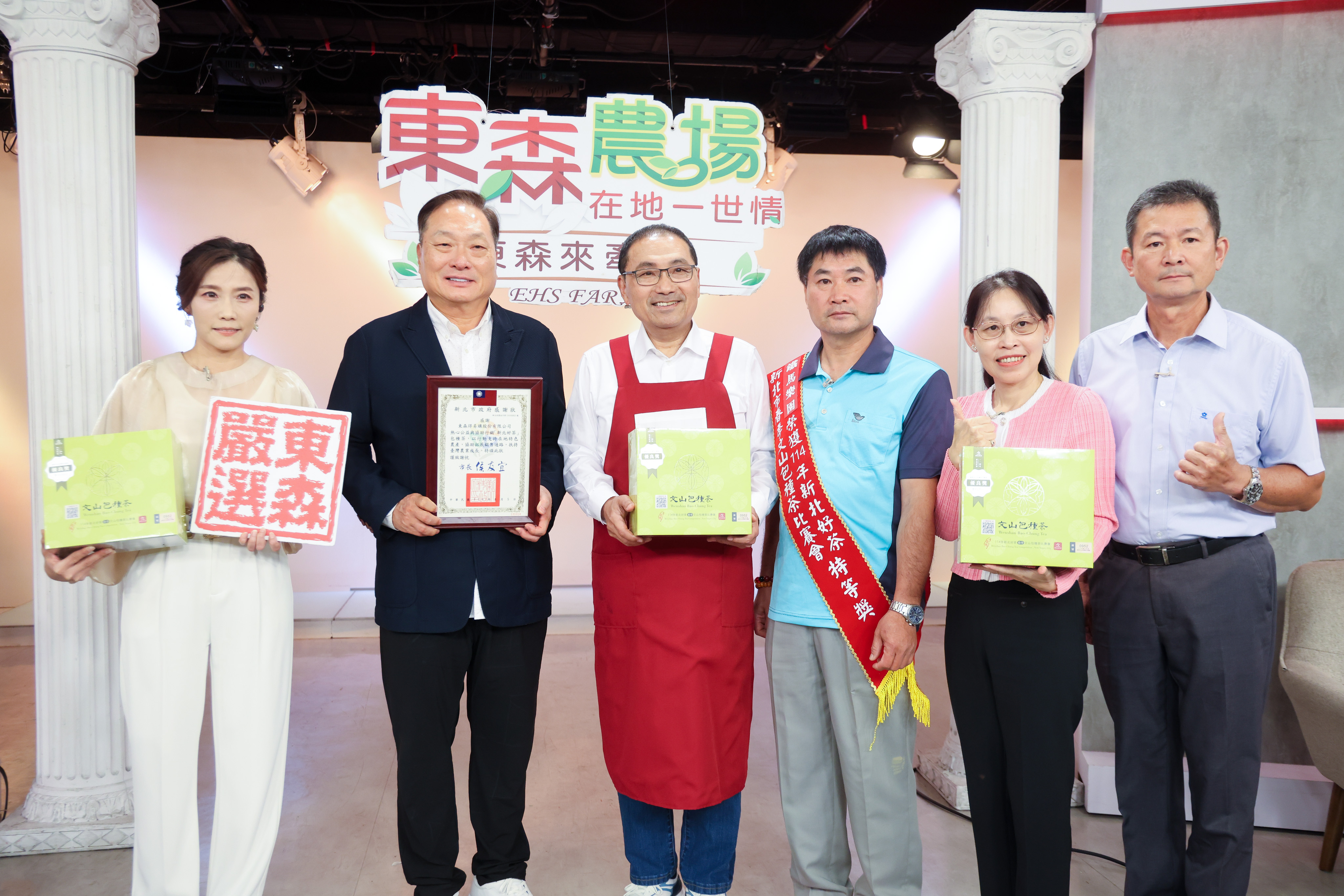 侯友宜至東森購物台與冠軍茶王一同行銷包種茶