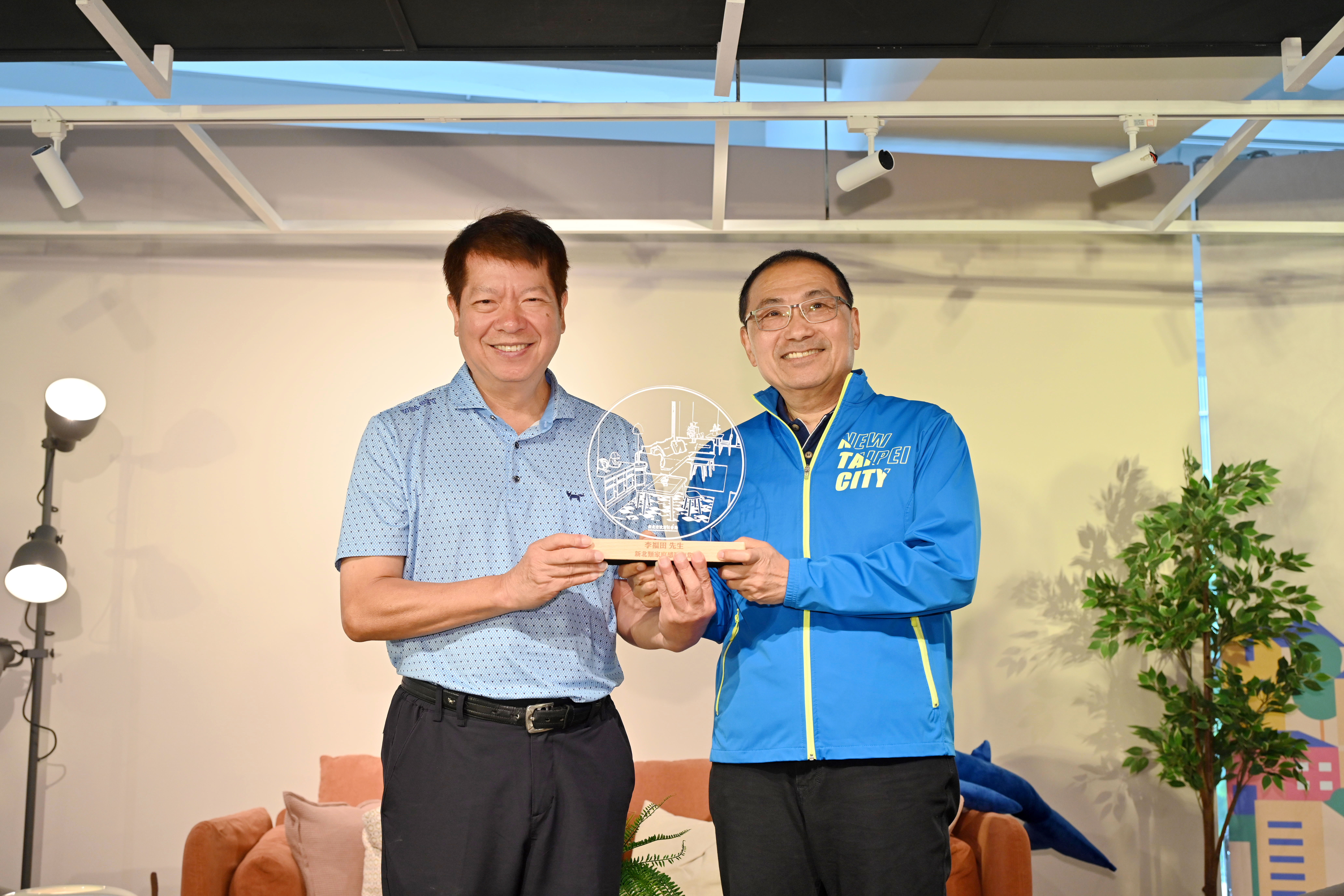 新北市府今（6）日舉行受贈儀式，感謝各界以實際行動支持類家庭服務，提升失親兒少安置環境。