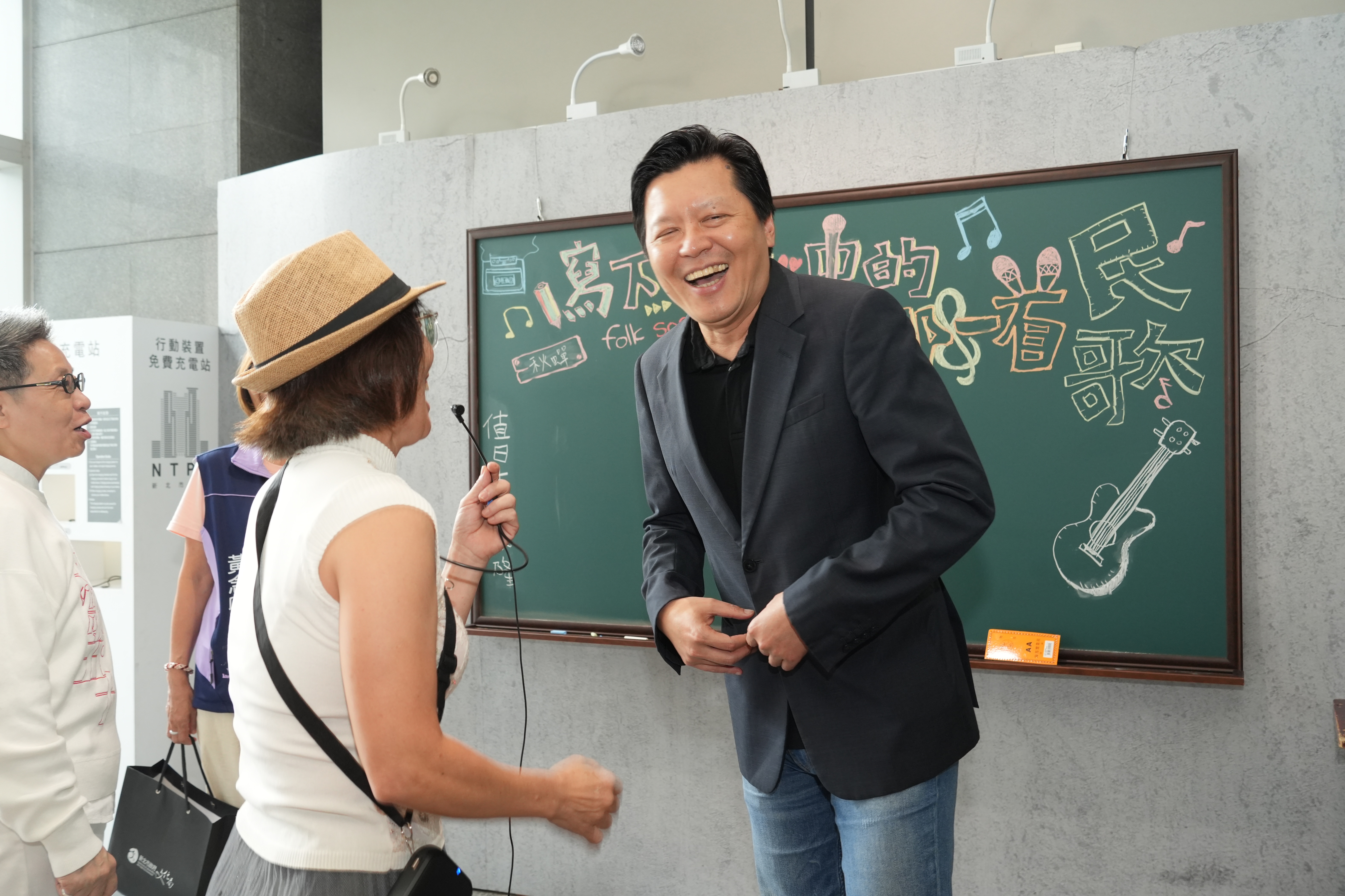 新北市朱惕之副市長(右)今(6)日出席新北市政府一樓《唱自己的歌─新北民歌50特展》開幕