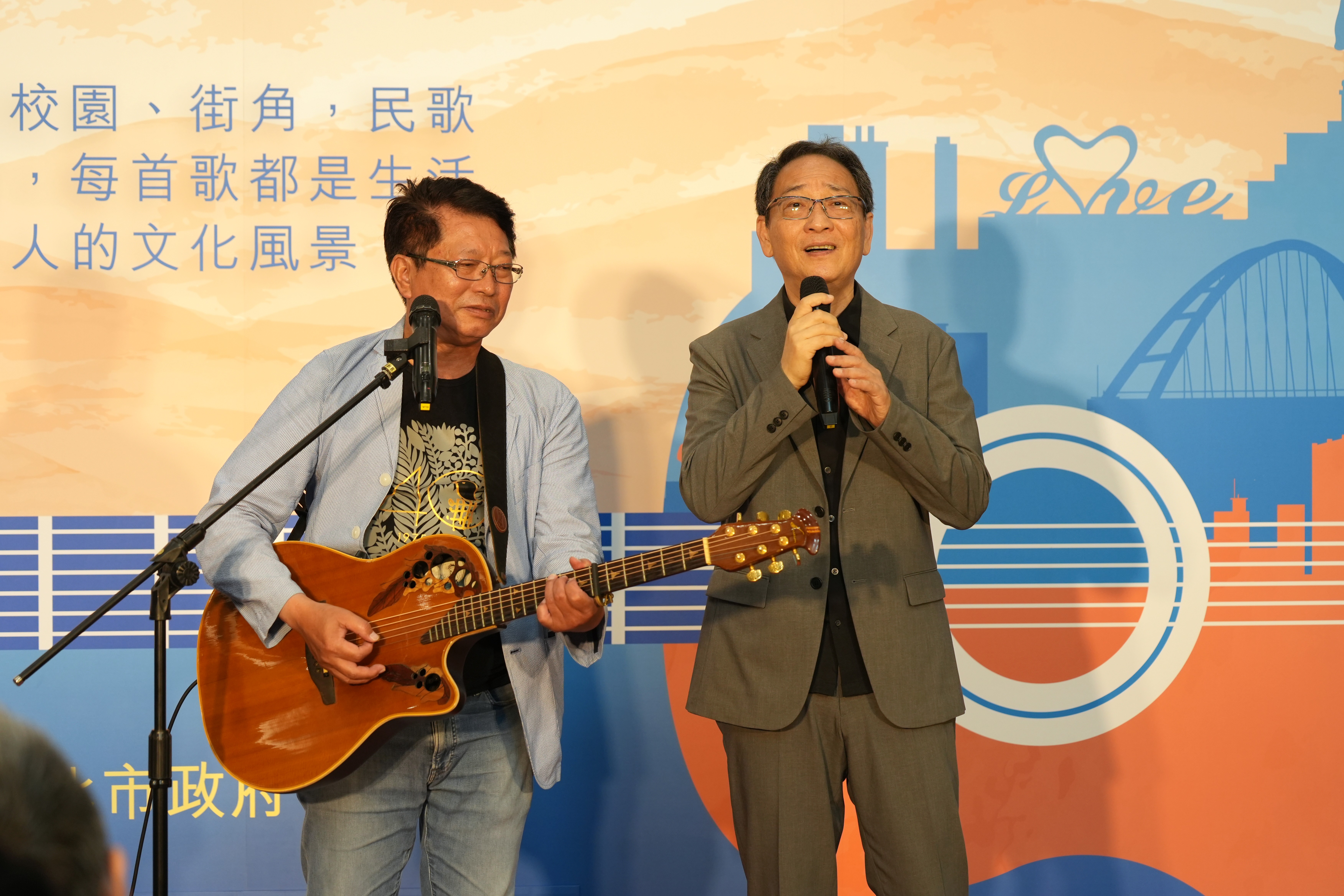 歌手陳宏銘(左)及靳鐵章(右)演唱經典民歌《漁唱》及《被遺忘的時光》
