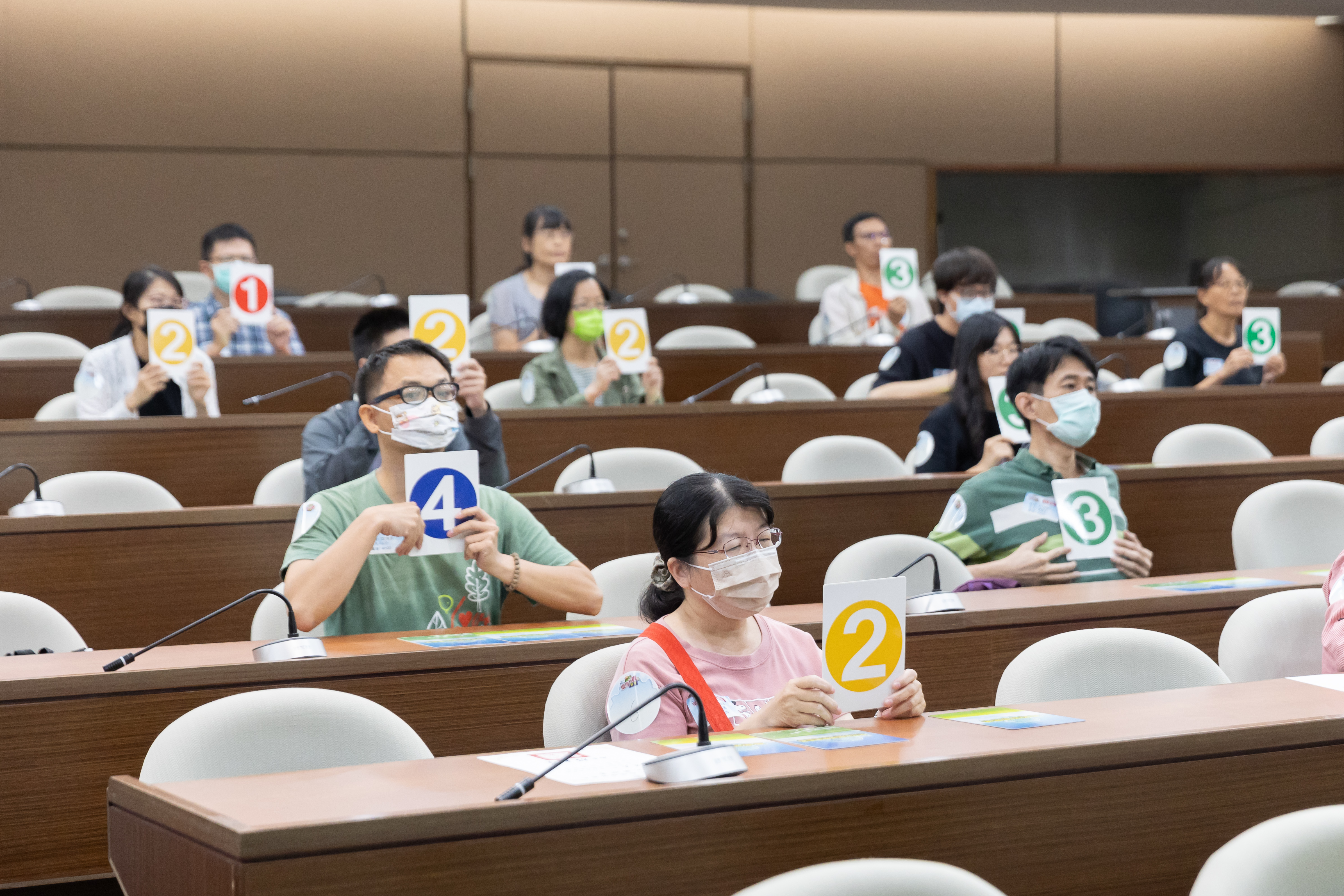 113年知識競賽社會組參賽選手專注答題