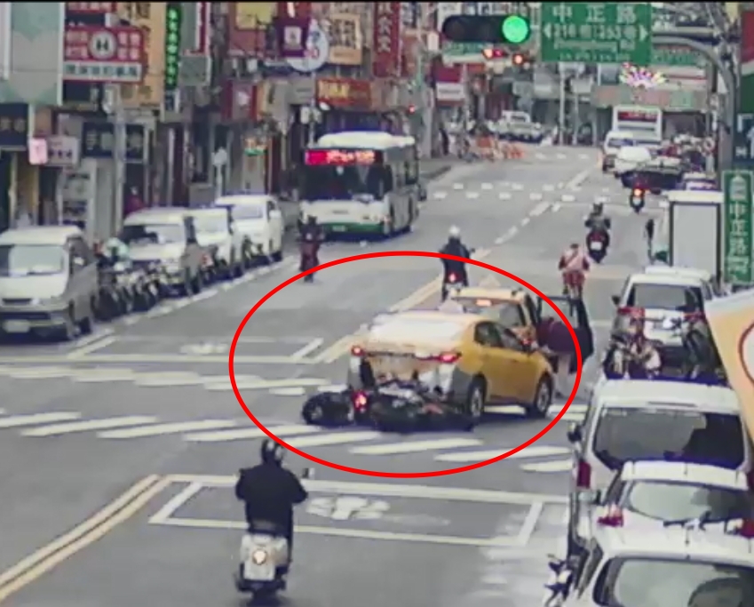 圖1-違反道路交通安全規則第102條第1項第4款規定「右轉彎時，應距交岔路口三十公尺前顯示方向燈或手勢，換入外側車道、右轉車道或慢車道，駛至路口後再行右轉」示意圖