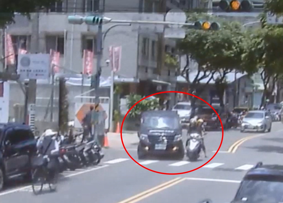 圖2-違反道路交通安全規則第102條第1項第5款「汽車行駛至交岔路口左轉彎時，應距交岔路口30公尺前顯示方向燈或手勢，換入內側車道或左轉車道」示意圖