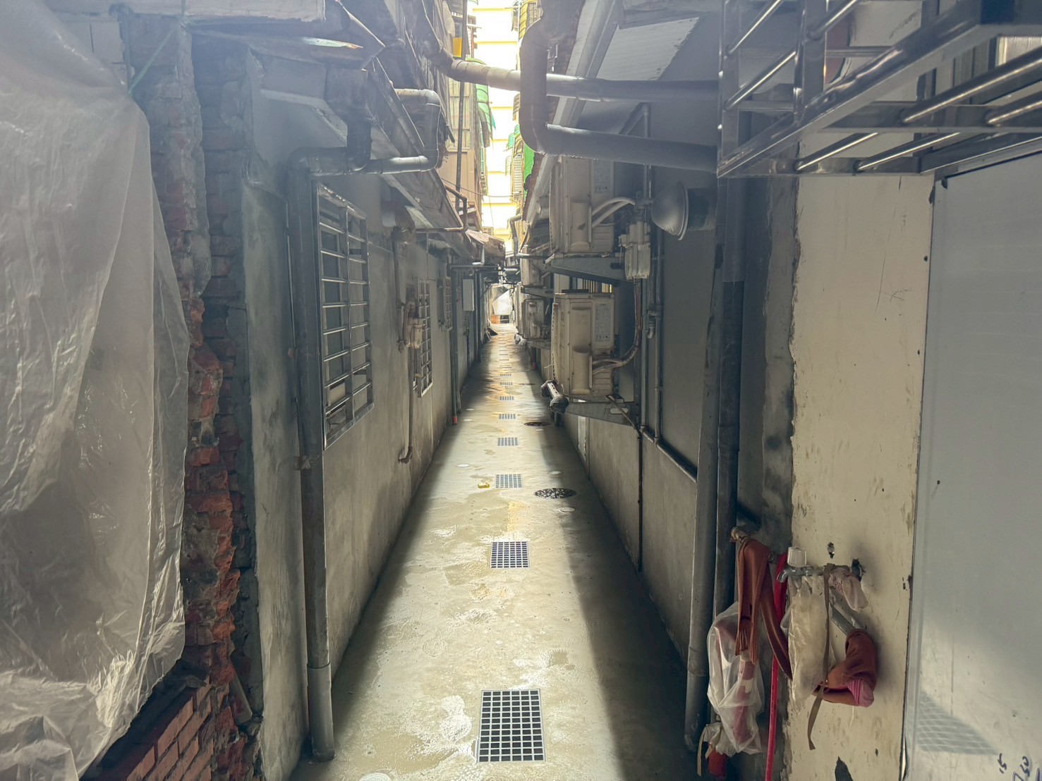 該處後巷違建退縮後完成污水用戶接管，後巷重見光明外，也可以讓人行走