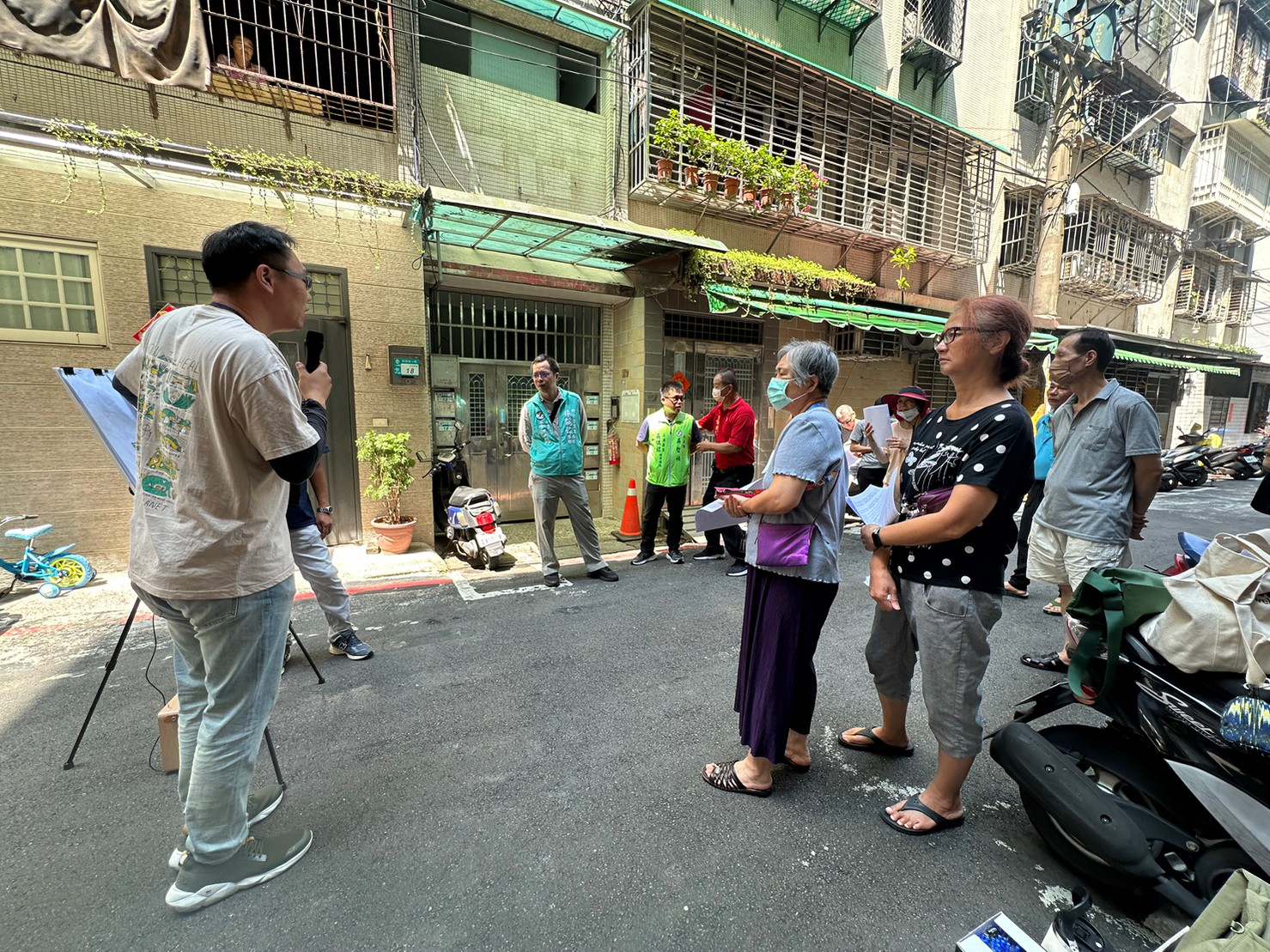 歷經14次現場會勘及說明，最終住戶達成共識完成後巷拆除作業