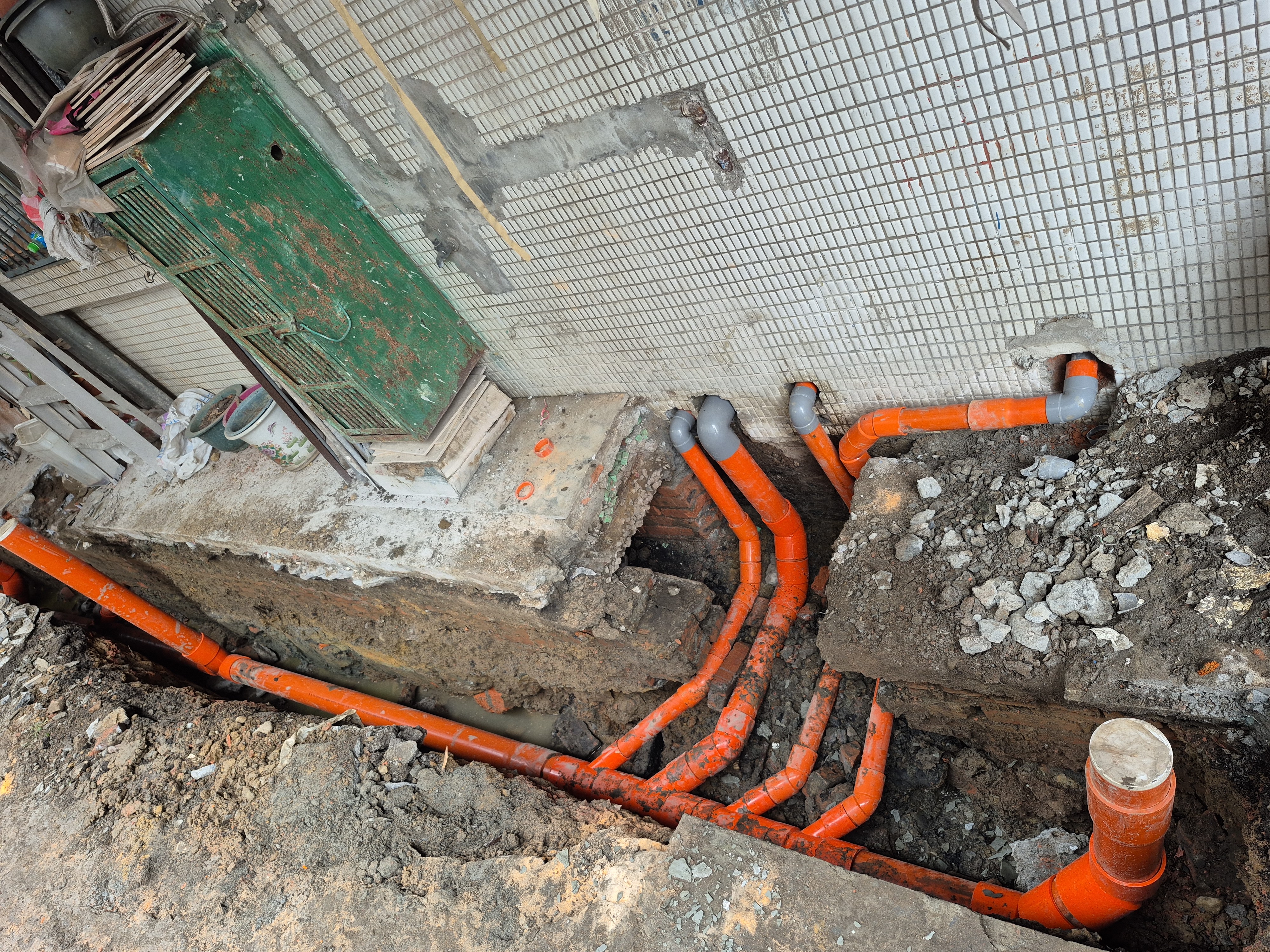 後巷中居民污水用橘色污水管銜接匯集，送到公共污水下水道處理