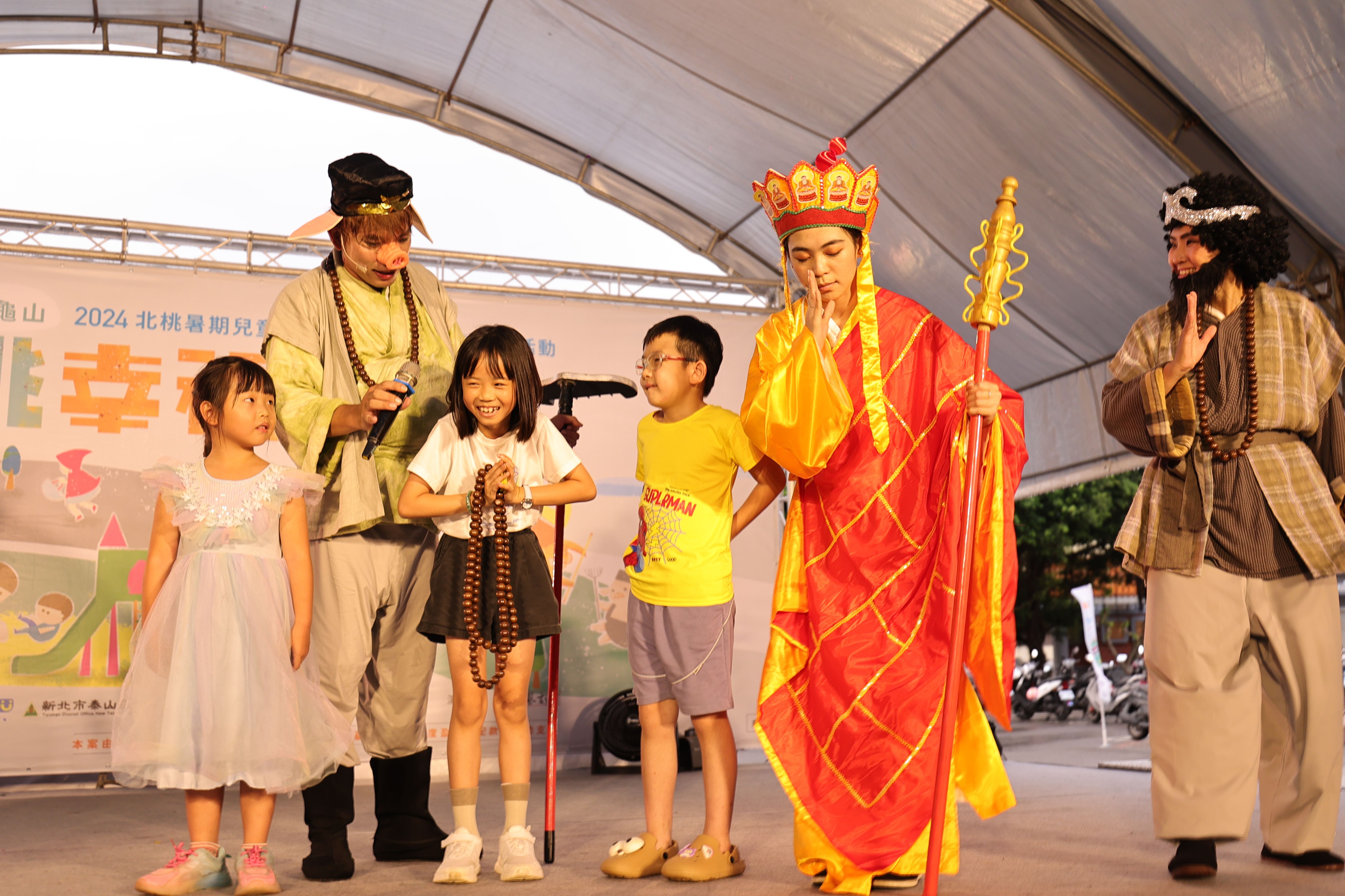 02.今年也邀請長年耕耘兒童戲劇展演的「六藝劇團」，演員現場與大小朋友互動及有獎問答，演出過程生動、活潑、有趣。(113年資料照)