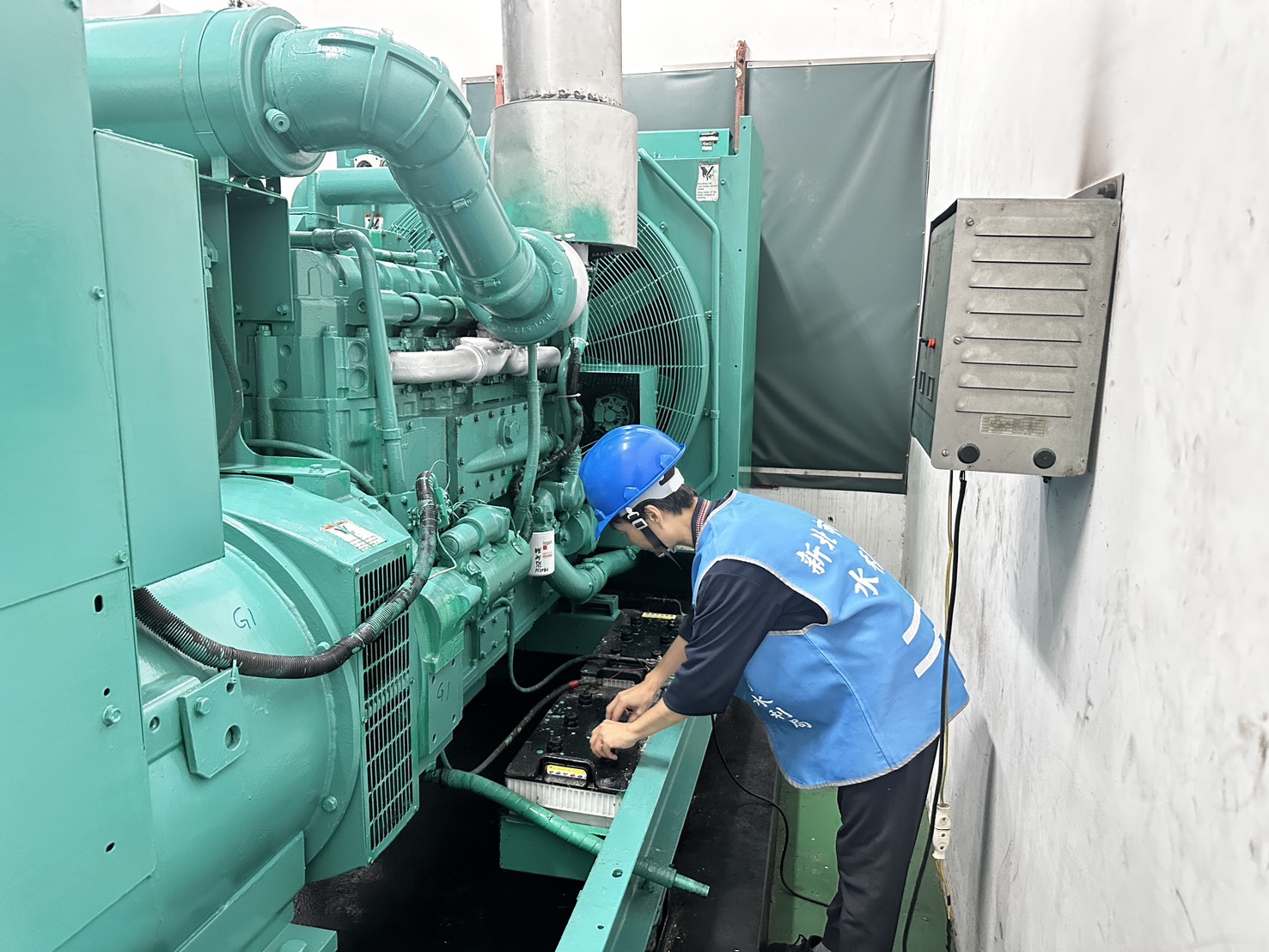 抽水站站員啟動機組前，檢查電瓶水位，確保機組運作安全