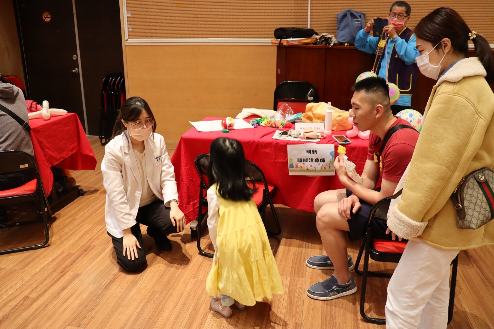  早期篩檢會由職能治療師透過遊戲、互動進行評估