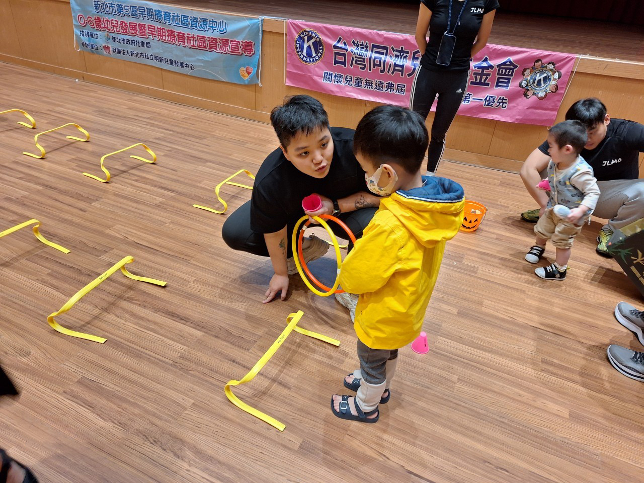 早期篩檢會由職能治療師透過玩遊戲、運動、指令反應等進行評估