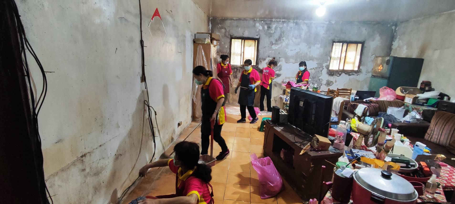 公會幹部進行屋內牆壁披土粉刷