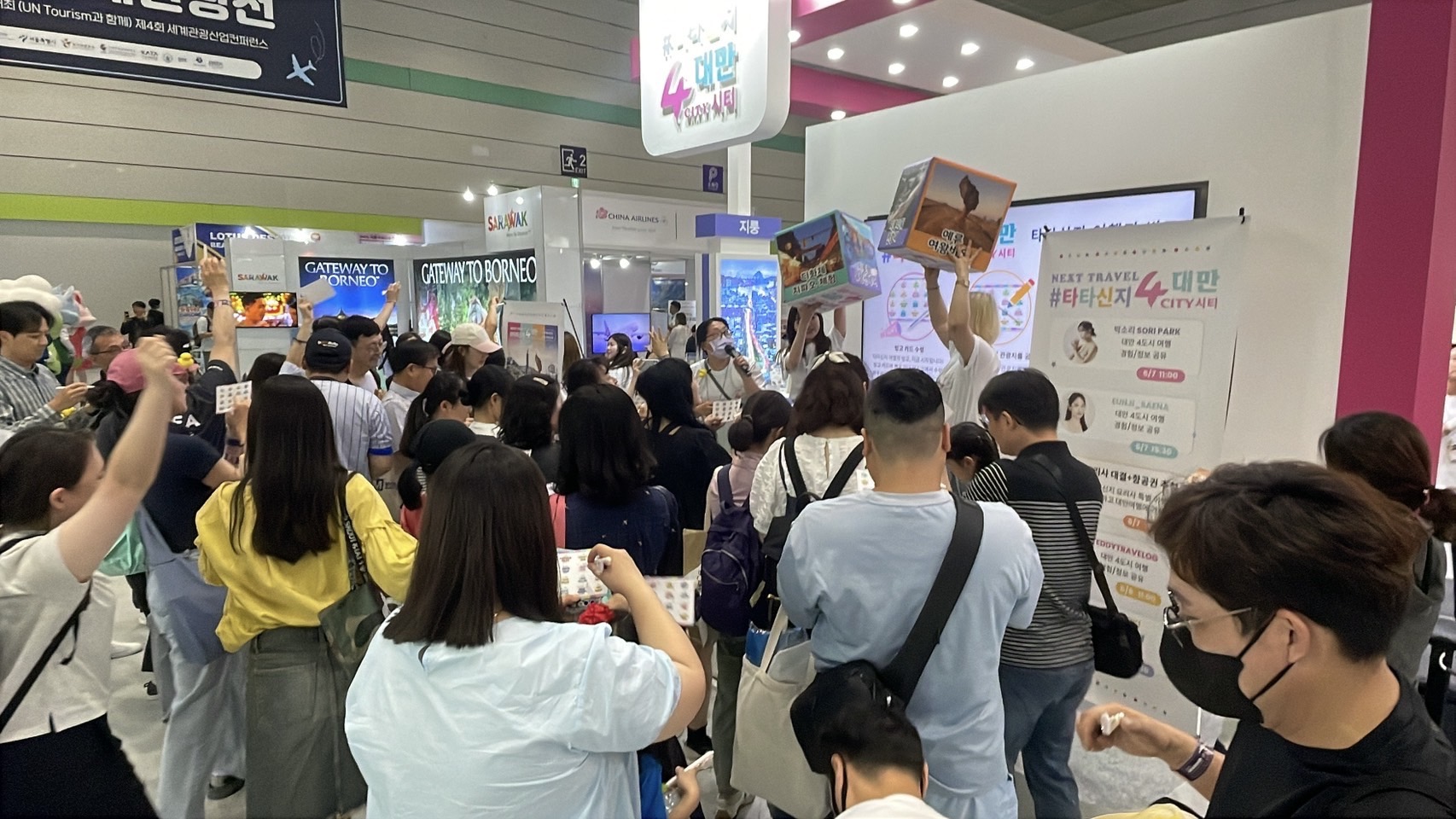 韓國首爾旅展參加人潮眾多，韓國旅客熱烈參與。