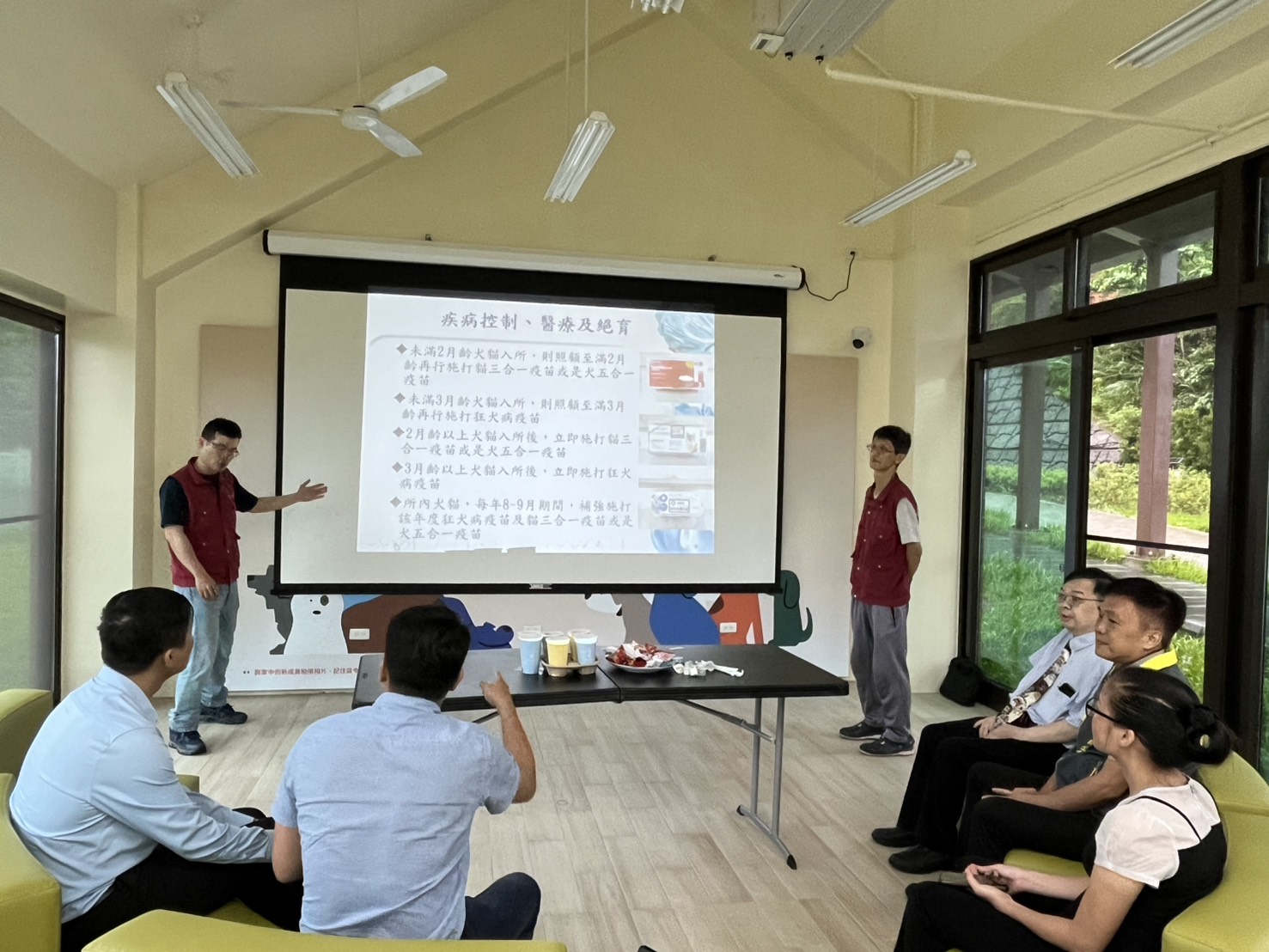  動保處秘書謝侑達向越南獸醫師協會進行介紹導覽，進行動物保護議題交流。