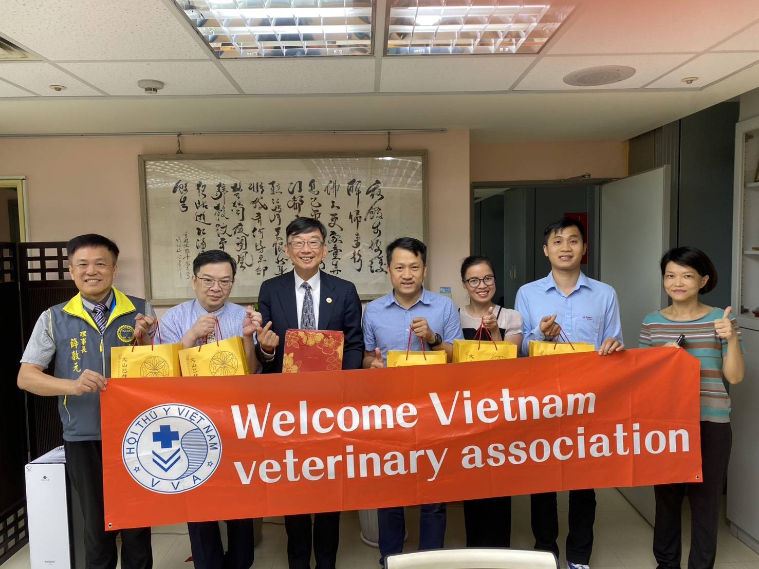 農業局長諶錫輝致贈新北好茶，雙方交換禮物
