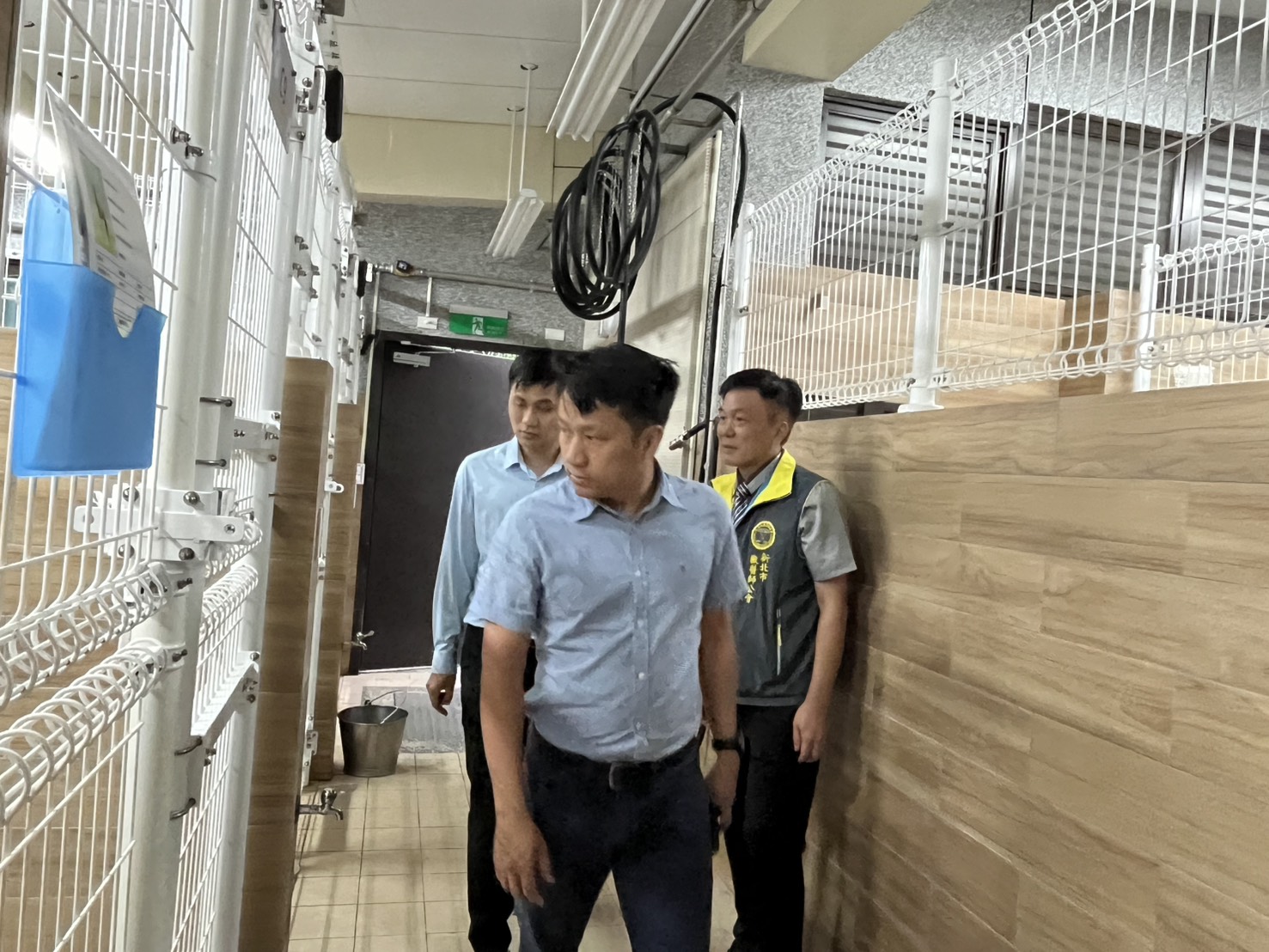  越南獸醫師Mr.Duong參觀瑞芳動物之家犬舍，表示對以動物為本的設計印象深刻。