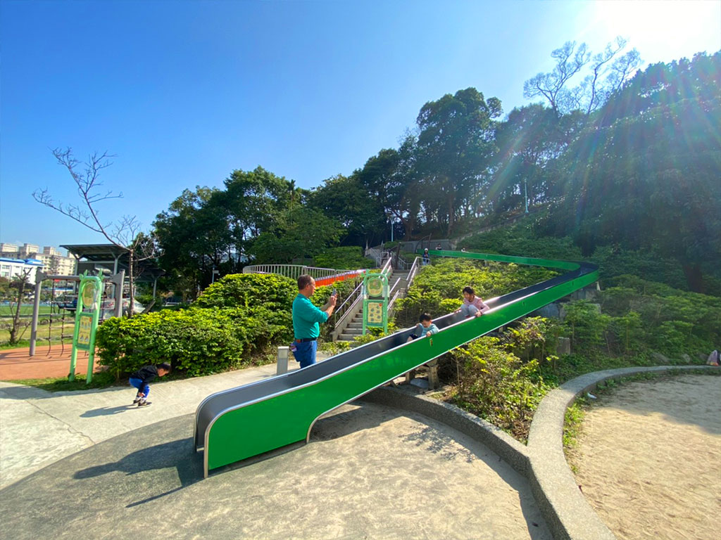 中和錦和運動公園裡有全長28公尺的北台灣首座大型滾輪溜滑梯