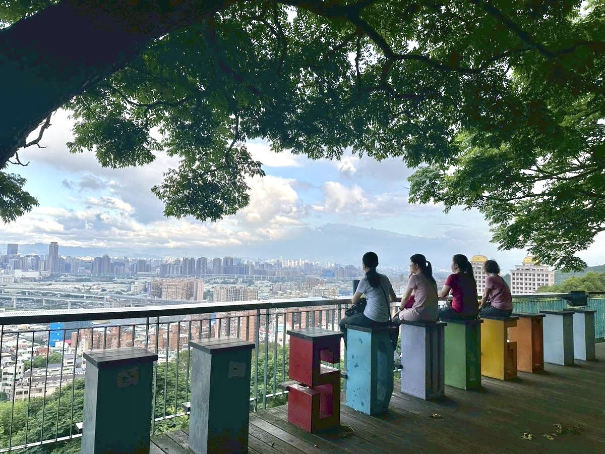 五股水碓觀景公園「賞景健身展望台」及「看飛機展望台」讓市民晨覽雙北景色、午後賞夕陽、夜間觀燈火，盡享四時美景