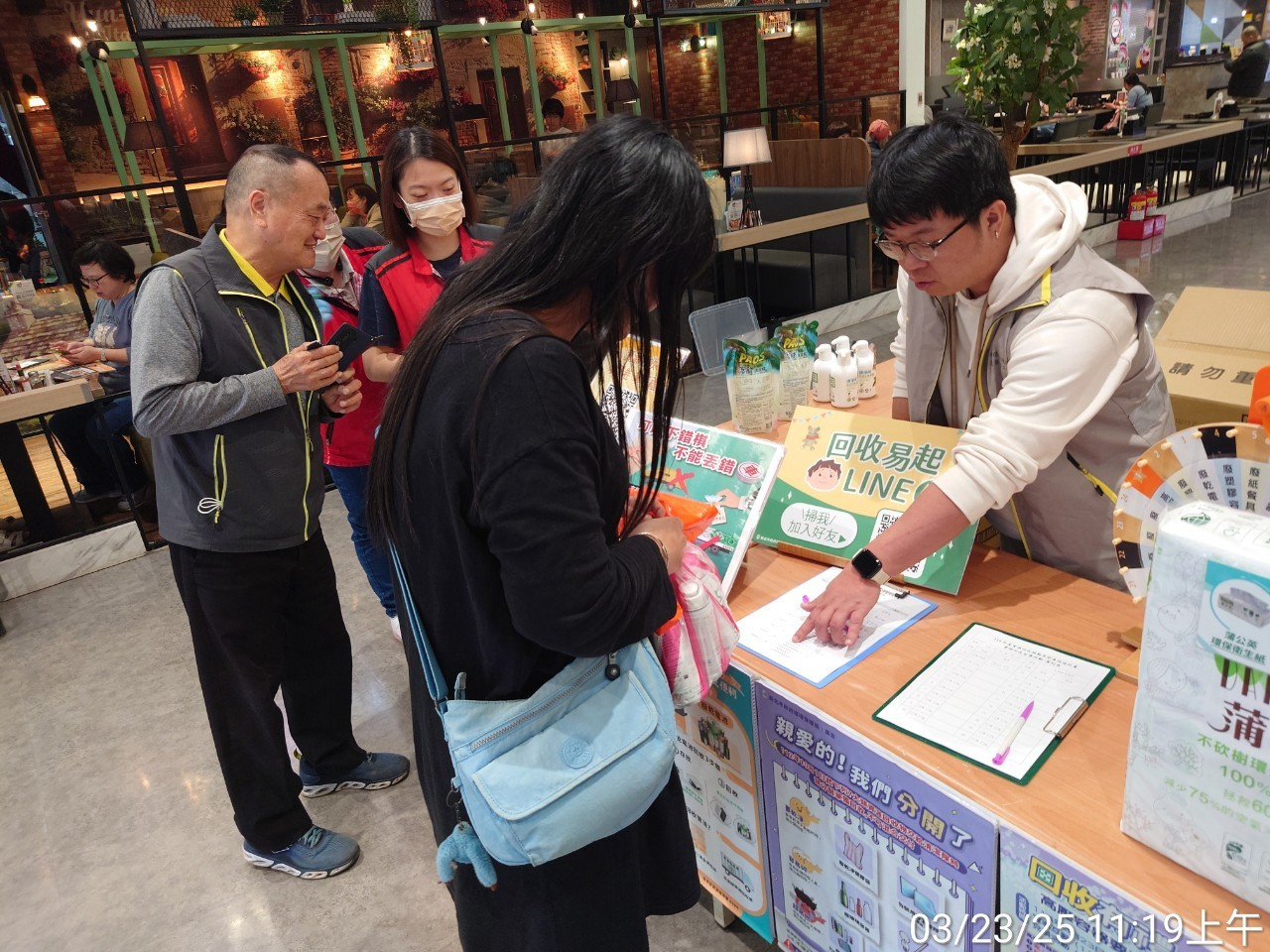 民眾只要攜帶指定資源回收物至現場，即可兌換限量水晶肥皂、洗手乳、洗碗精等實用環保生活好禮