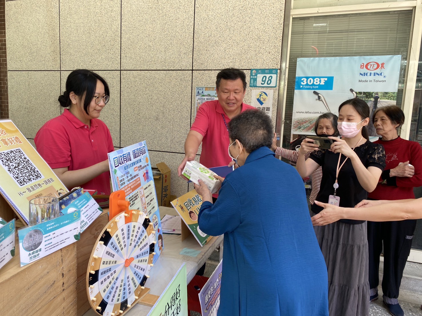 活動現場設有互動遊戲和知識問卷挑戰，歡迎市民朋友前來，透過輕鬆互動方式，從玩樂中認識回收知識，完成挑戰還可獲得環保衛生紙1包