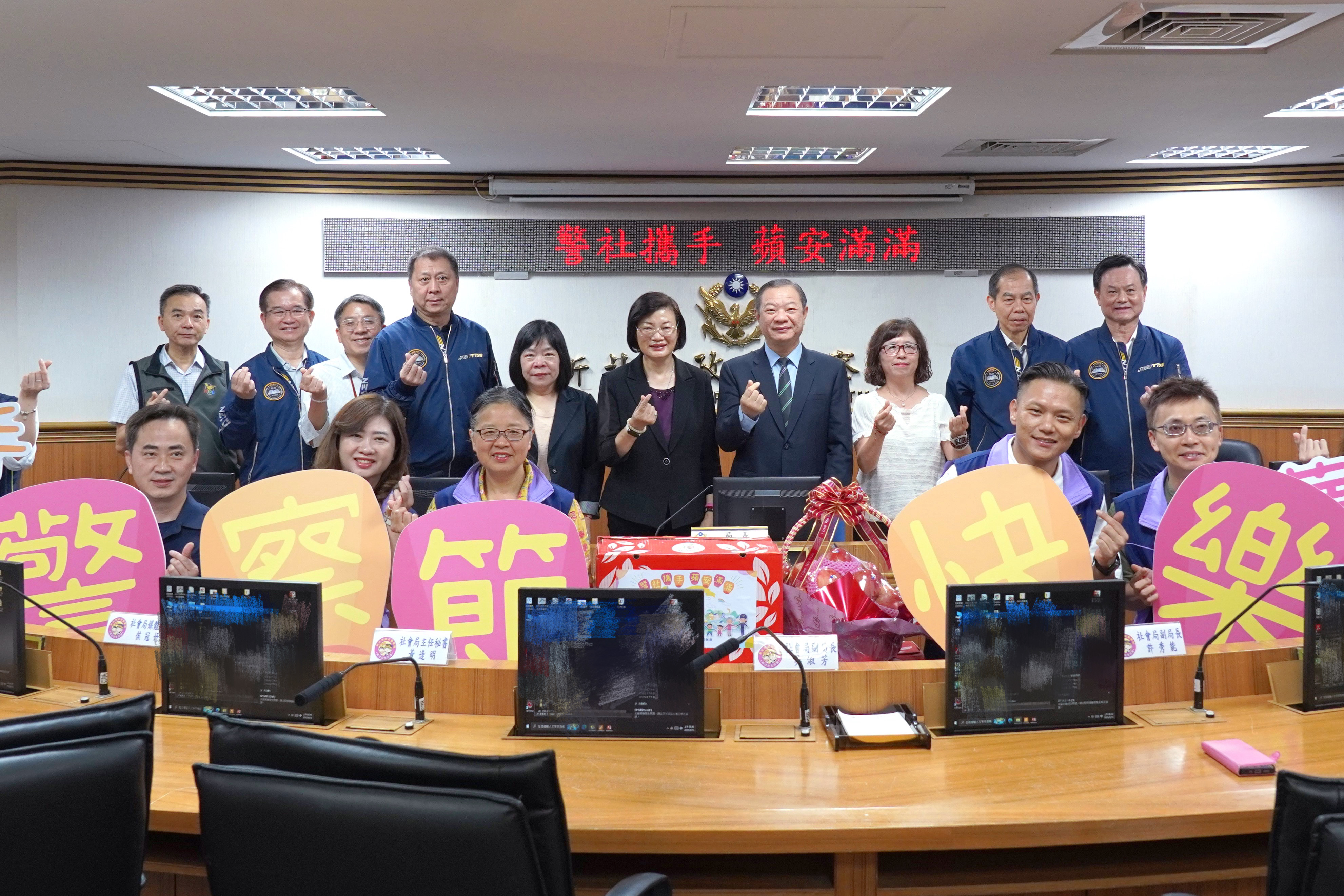 警社攜手守護市民，新北社會局長李美珍(後排中)於警察節前夕率局內幹部前往市警局向警察同仁表示感謝。