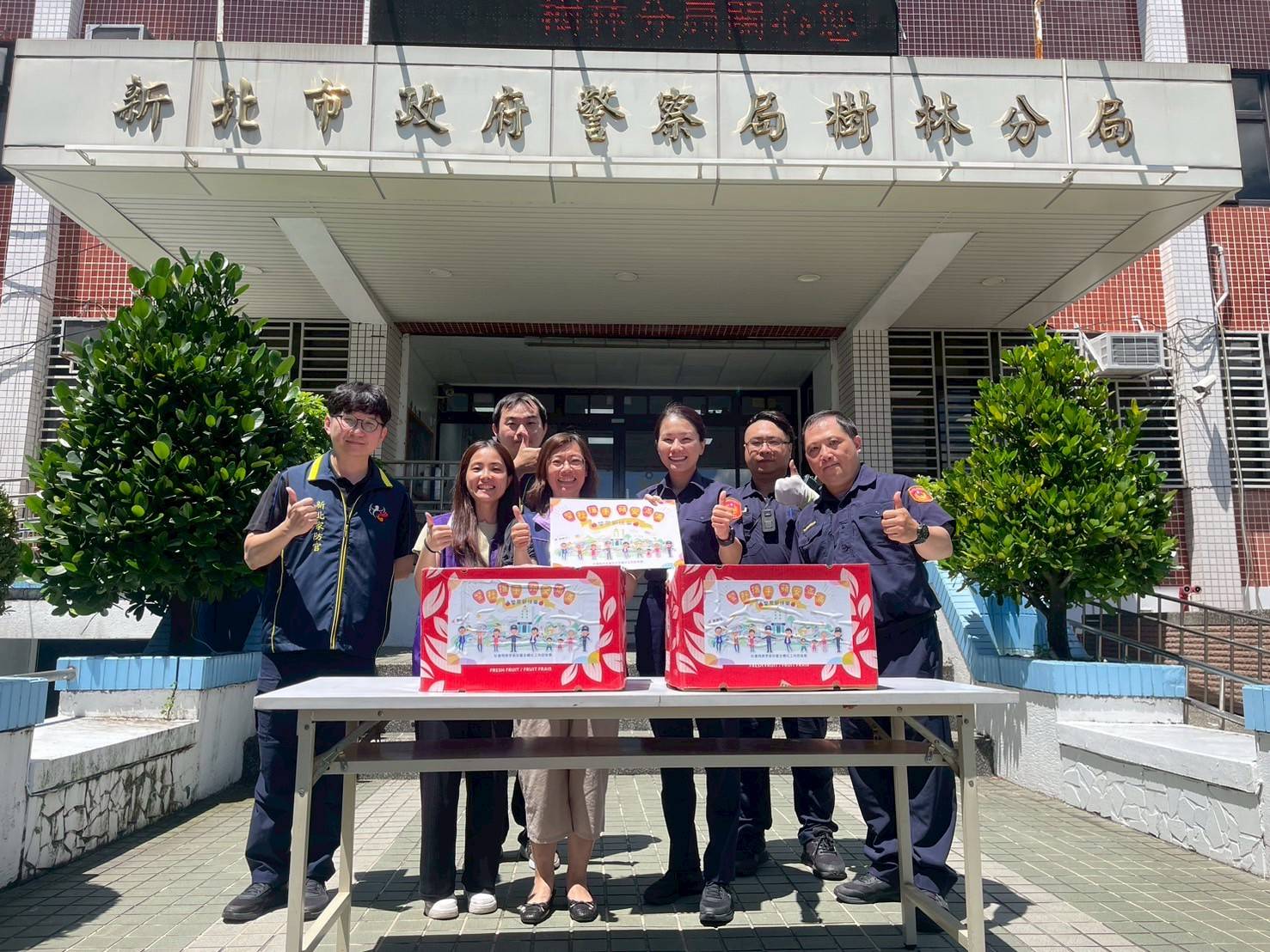 警察是社工堅強的後盾，在家暴、性侵害或高風險案件中，總能即時支援、共同應對。社會局近日將蘋果與手寫卡片分送至各分局、婦幼隊、少年隊與派出所等處，讓警察同仁都能收到誠摯的謝意
