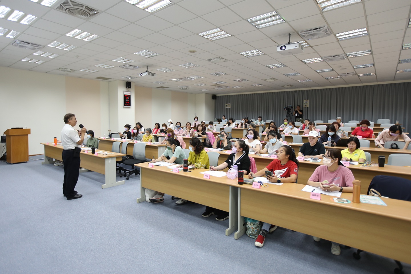 課程由新北市電器商業同業公會陳錦懷理事長授課，內容涵蓋供電與用電基礎知識、電器安全使用方式、延長線正確操作、插座修護及LED更換實作等