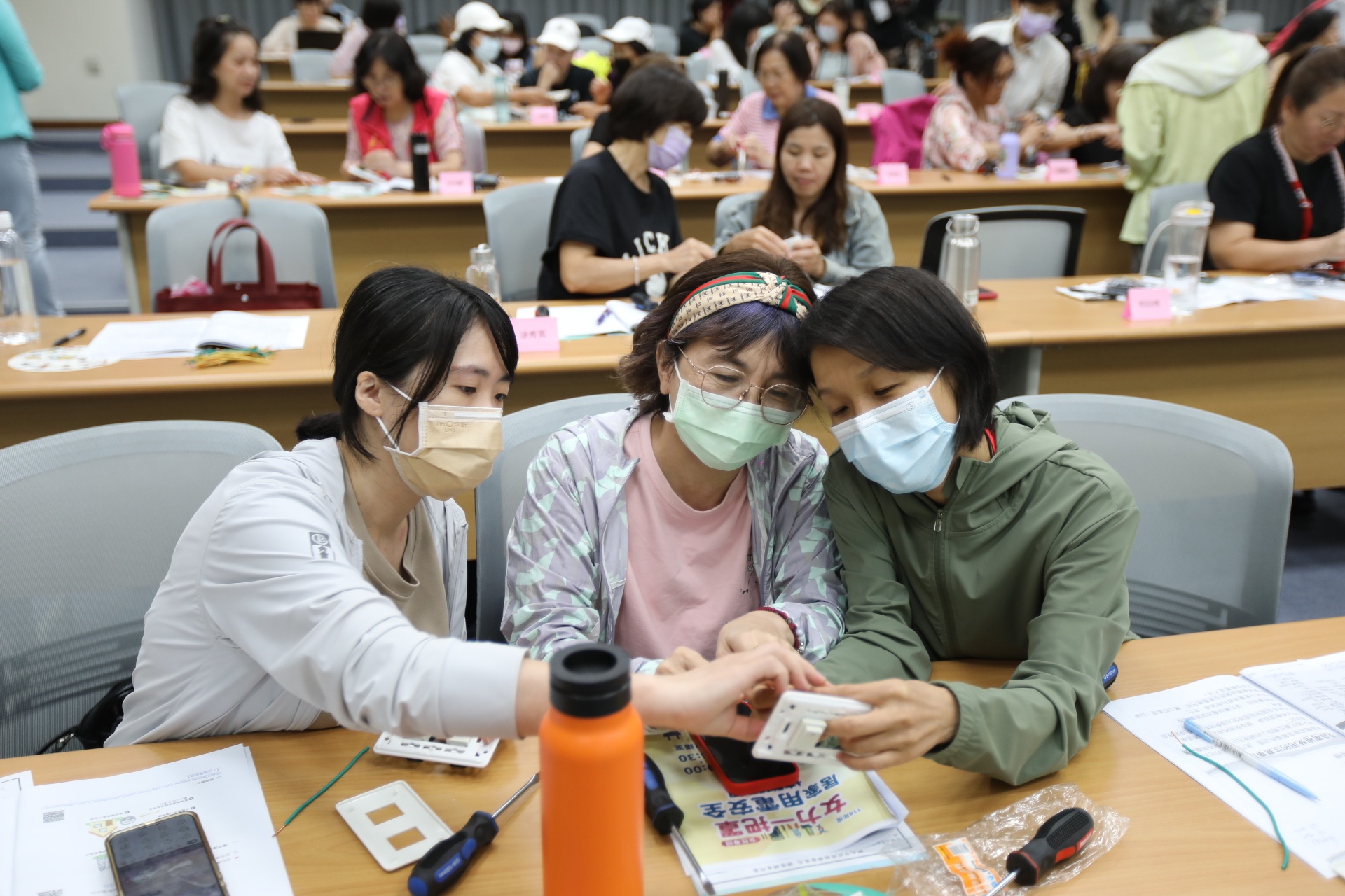 課程融合性別平權、居家安全與永續生活理念，協助女性提升用電風險辨識與簡易維修能力，進而強化家庭能源管理主導性