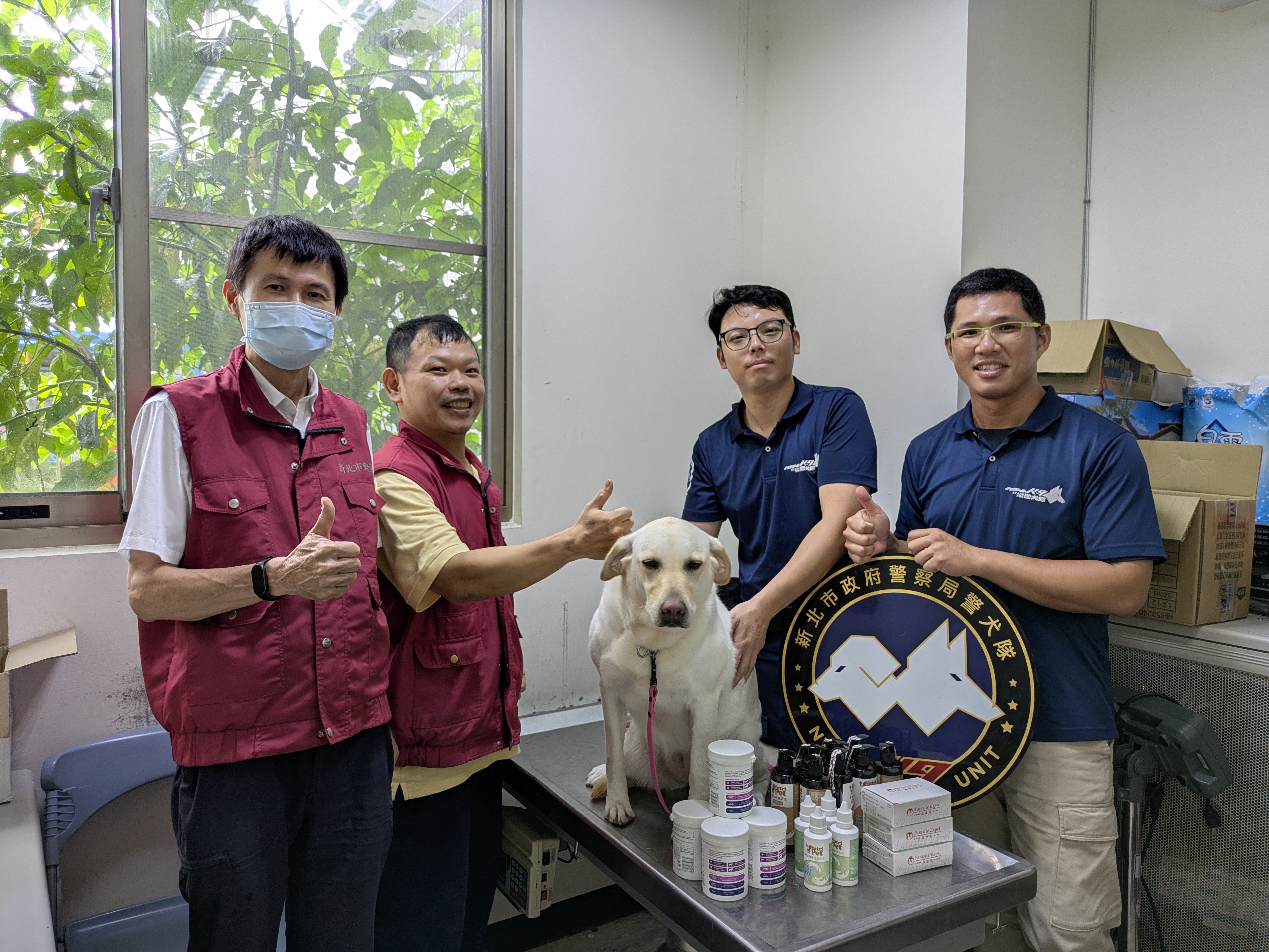 警察節動保處贈送警犬健康禮物。