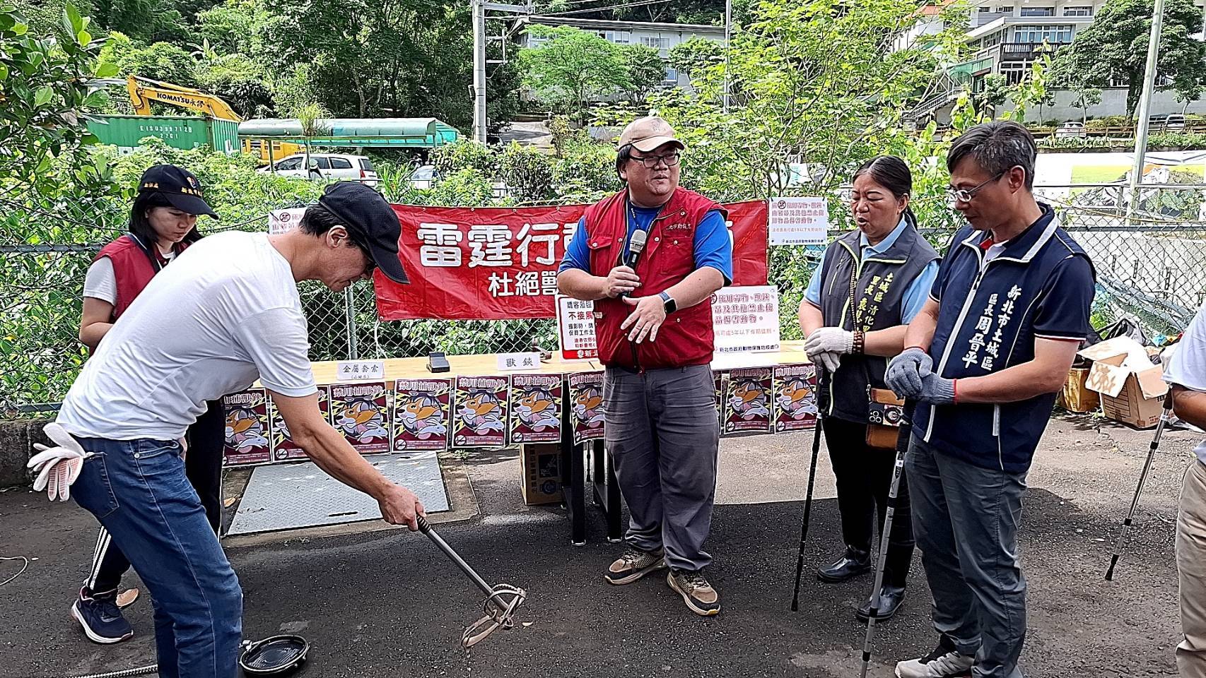 動保處人員示範獸鋏陷阱
